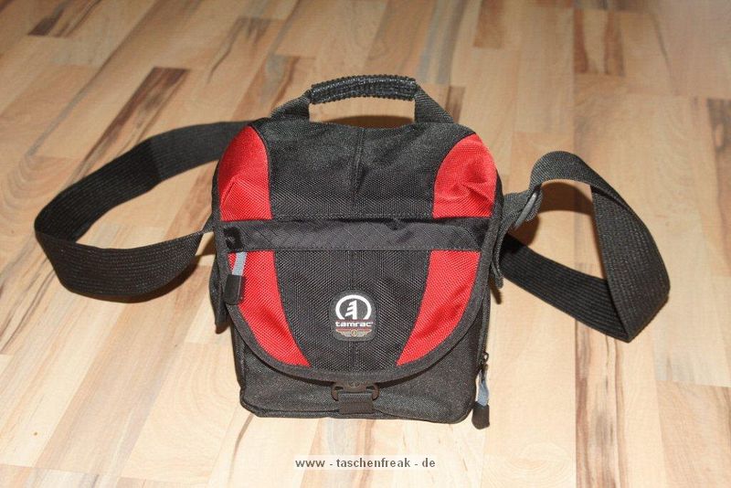 TAMRAC 5531 - TAMRAC ADVENTURE 1\n\nFoto und Text von Ingo B. - VIELEN DANK!\n\nKommentar:\n\nHallo Jrg,\n\ndurch Zufall bin ich auf deine Seite gekommen. Dabei hab ich festgestellt dass dir genau meine Tasche noch fehlt. Anbei Bilder der TAMRAC Adventure 1 (5531). Da passt eine SLR, in meinem Fall eine SONY Alpha 500 mit Standardzoom rein. in meinem Fall ein 28-105. Ich hatte die Kamera aber auch schon mit einem Sigma 70-300 in der Tasche. Zum Standardzoom passt noch das LAdegert und ein kleines Objekiv rein. Dann wirds aber schon eng.\n\nGru Ingo B.