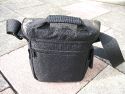 TAMRAC 5533- ADVENTURE MESSENGER 3\n\nFoto von Udo Boesch - Vielen Dank!\n\nKommentar des Nutzers:\n\nHallo Jrg Langer,\n \nich habe ein paar Bilder von einer Tamrac Adventure Messenger 3 Tasche. Es wrde mich sehr freuen, wenn du sie bei dir in deiner Page aufnehmen wrdest.\n \nHier ein paar Infos dazu:\n \nDie Tamrac-Adventure-Messenger-3 Fototasche bietet laut Hersteller Platz fr eine Spiegelreflex mit aufgesetztem Objektiv bis zu 12,5cm Lnge. Ich besitze eine Bridgekamera Fuji S9600, diese passt wirklich prima hinein. Das Hauptfach selbst ist mit 2 verstellbaren, schaumstoffgepolsterten Unterteilungen ausgestattet. Diese knnen mit Klettverschlssen individuell angepasst werden, so passt wirklich jede Kamera, egal wie breit in die Tasche. Selbstverstndlich knnen auch links und rechts Zusatzblitz oder zustzliche Objektive verstaut werden. Die Tasche bietet den Vorteil, dass hier kleine mit Klettverschluss bestckten schaumstoffgepolsterten Zwischenbden eingebracht werden knnen. So liegt das Objektiv geschtzt auf diesem Zwischenteil auf.\n \nDie Vortasche wird mit Reissverschlssen gesichert und beinhaltet 2 Einsteckfcher. Im Deckel befindet sich ein reissverschlussgesichertes flaches Einsteckfach.\nSeitlich (li + re) sind aufgesetzte Taschen, einmal mit Klettverschluss fr Handy o., auf der anderen Seite ohne Klettverschluss.\nAn der Rckwand ist ebenfalls eine aufgesetzte Tasche mit Reissverschluss, ideal fr eine Bedienungsanleitung o..\nDer Umhngegurt ist schn breit und mit einem rutschsicherem Schulterpolster versehen. Desweiteren hat die Tasche einen EasyGrip Tragegriff. \n \nDie Mae der Tasche lt. Hersteller:\nAuenmae: 23 x 23 x 14 cm (BxHxT)\nInnenmae: 20 x 20 x 10 cm (BxHxT) \nGewicht: 630 g\n \nHinweis: Alle Reissverschlsse sind regengeschtzt.\n \nFolgen Farben sind mglich: Camouflage, rot/schwarz und grau/schwarz.\n \nPreis: 39,90 \n \n \nInfos zu den einzelnen Bildern.\n \nBild 1: Frontansicht der Tasche (Camouflage) mit Tragegurt\nBild 2: Rckansicht der Tasche mit Reissverschlussfach fr Bedienungsanleiung\nBild 3: Seitenansicht mit Handyfach\nBild 4: Innenfach mit Kamera darin\nBild 5: Vortasche mit den zwei Einsteckfchern.\nBild 6: Vortasche mit den zwei Einsteckfchern\nBild 7: Hauptfach mit den zwei verstellbaren, schaumstoffgepolsterten Unterteilungen\nBild 8: Unterteilungen mit Klettverschluss verstell- und individuell anpassbar.\nBild 9: Hauptfach mit Kamera darin.\nBild 10: Tasche Frontansicht mit Verschluss\nBild 11: Gepolsterter rutschsicherer Tragegurt mit Polster (Innenseite)\nBild12: Gepolsterter rutschsicherer Tragegurt mit Polster (Aussenseite)