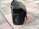 TAMRAC 5533- ADVENTURE MESSENGER 3\n\nFoto von Udo Boesch - Vielen Dank!\n\nKommentar des Nutzers:\n\nHallo Jrg Langer,\n \nich habe ein paar Bilder von einer Tamrac Adventure Messenger 3 Tasche. Es wrde mich sehr freuen, wenn du sie bei dir in deiner Page aufnehmen wrdest.\n \nHier ein paar Infos dazu:\n \nDie Tamrac-Adventure-Messenger-3 Fototasche bietet laut Hersteller Platz fr eine Spiegelreflex mit aufgesetztem Objektiv bis zu 12,5cm Lnge. Ich besitze eine Bridgekamera Fuji S9600, diese passt wirklich prima hinein. Das Hauptfach selbst ist mit 2 verstellbaren, schaumstoffgepolsterten Unterteilungen ausgestattet. Diese knnen mit Klettverschlssen individuell angepasst werden, so passt wirklich jede Kamera, egal wie breit in die Tasche. Selbstverstndlich knnen auch links und rechts Zusatzblitz oder zustzliche Objektive verstaut werden. Die Tasche bietet den Vorteil, dass hier kleine mit Klettverschluss bestckten schaumstoffgepolsterten Zwischenbden eingebracht werden knnen. So liegt das Objektiv geschtzt auf diesem Zwischenteil auf.\n \nDie Vortasche wird mit Reissverschlssen gesichert und beinhaltet 2 Einsteckfcher. Im Deckel befindet sich ein reissverschlussgesichertes flaches Einsteckfach.\nSeitlich (li + re) sind aufgesetzte Taschen, einmal mit Klettverschluss fr Handy o., auf der anderen Seite ohne Klettverschluss.\nAn der Rckwand ist ebenfalls eine aufgesetzte Tasche mit Reissverschluss, ideal fr eine Bedienungsanleitung o..\nDer Umhngegurt ist schn breit und mit einem rutschsicherem Schulterpolster versehen. Desweiteren hat die Tasche einen EasyGrip Tragegriff. \n \nDie Mae der Tasche lt. Hersteller:\nAuenmae: 23 x 23 x 14 cm (BxHxT)\nInnenmae: 20 x 20 x 10 cm (BxHxT) \nGewicht: 630 g\n \nHinweis: Alle Reissverschlsse sind regengeschtzt.\n \nFolgen Farben sind mglich: Camouflage, rot/schwarz und grau/schwarz.\n \nPreis: 39,90 \n \n \nInfos zu den einzelnen Bildern.\n \nBild 1: Frontansicht der Tasche (Camouflage) mit Tragegurt\nBild 2: Rckansicht der Tasche mit Reissverschlussfach fr Bedienungsanleiung\nBild 3: Seitenansicht mit Handyfach\nBild 4: Innenfach mit Kamera darin\nBild 5: Vortasche mit den zwei Einsteckfchern.\nBild 6: Vortasche mit den zwei Einsteckfchern\nBild 7: Hauptfach mit den zwei verstellbaren, schaumstoffgepolsterten Unterteilungen\nBild 8: Unterteilungen mit Klettverschluss verstell- und individuell anpassbar.\nBild 9: Hauptfach mit Kamera darin.\nBild 10: Tasche Frontansicht mit Verschluss\nBild 11: Gepolsterter rutschsicherer Tragegurt mit Polster (Innenseite)\nBild12: Gepolsterter rutschsicherer Tragegurt mit Polster (Aussenseite)