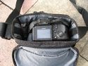 TAMRAC 5533- ADVENTURE MESSENGER 3\n\nFoto von Udo Boesch - Vielen Dank!\n\nKommentar des Nutzers:\n\nHallo Jrg Langer,\n \nich habe ein paar Bilder von einer Tamrac Adventure Messenger 3 Tasche. Es wrde mich sehr freuen, wenn du sie bei dir in deiner Page aufnehmen wrdest.\n \nHier ein paar Infos dazu:\n \nDie Tamrac-Adventure-Messenger-3 Fototasche bietet laut Hersteller Platz fr eine Spiegelreflex mit aufgesetztem Objektiv bis zu 12,5cm Lnge. Ich besitze eine Bridgekamera Fuji S9600, diese passt wirklich prima hinein. Das Hauptfach selbst ist mit 2 verstellbaren, schaumstoffgepolsterten Unterteilungen ausgestattet. Diese knnen mit Klettverschlssen individuell angepasst werden, so passt wirklich jede Kamera, egal wie breit in die Tasche. Selbstverstndlich knnen auch links und rechts Zusatzblitz oder zustzliche Objektive verstaut werden. Die Tasche bietet den Vorteil, dass hier kleine mit Klettverschluss bestckten schaumstoffgepolsterten Zwischenbden eingebracht werden knnen. So liegt das Objektiv geschtzt auf diesem Zwischenteil auf.\n \nDie Vortasche wird mit Reissverschlssen gesichert und beinhaltet 2 Einsteckfcher. Im Deckel befindet sich ein reissverschlussgesichertes flaches Einsteckfach.\nSeitlich (li + re) sind aufgesetzte Taschen, einmal mit Klettverschluss fr Handy o., auf der anderen Seite ohne Klettverschluss.\nAn der Rckwand ist ebenfalls eine aufgesetzte Tasche mit Reissverschluss, ideal fr eine Bedienungsanleitung o..\nDer Umhngegurt ist schn breit und mit einem rutschsicherem Schulterpolster versehen. Desweiteren hat die Tasche einen EasyGrip Tragegriff. \n \nDie Mae der Tasche lt. Hersteller:\nAuenmae: 23 x 23 x 14 cm (BxHxT)\nInnenmae: 20 x 20 x 10 cm (BxHxT) \nGewicht: 630 g\n \nHinweis: Alle Reissverschlsse sind regengeschtzt.\n \nFolgen Farben sind mglich: Camouflage, rot/schwarz und grau/schwarz.\n \nPreis: 39,90 \n \n \nInfos zu den einzelnen Bildern.\n \nBild 1: Frontansicht der Tasche (Camouflage) mit Tragegurt\nBild 2: Rckansicht der Tasche mit Reissverschlussfach fr Bedienungsanleiung\nBild 3: Seitenansicht mit Handyfach\nBild 4: Innenfach mit Kamera darin\nBild 5: Vortasche mit den zwei Einsteckfchern.\nBild 6: Vortasche mit den zwei Einsteckfchern\nBild 7: Hauptfach mit den zwei verstellbaren, schaumstoffgepolsterten Unterteilungen\nBild 8: Unterteilungen mit Klettverschluss verstell- und individuell anpassbar.\nBild 9: Hauptfach mit Kamera darin.\nBild 10: Tasche Frontansicht mit Verschluss\nBild 11: Gepolsterter rutschsicherer Tragegurt mit Polster (Innenseite)\nBild12: Gepolsterter rutschsicherer Tragegurt mit Polster (Aussenseite)