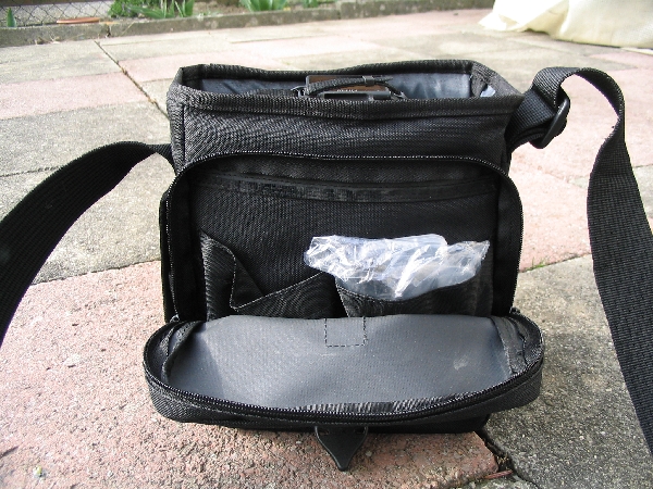 TAMRAC 5533- ADVENTURE MESSENGER 3\n\nFoto von Udo Boesch - Vielen Dank!\n\nKommentar des Nutzers:\n\nHallo Jrg Langer,\n \nich habe ein paar Bilder von einer Tamrac Adventure Messenger 3 Tasche. Es wrde mich sehr freuen, wenn du sie bei dir in deiner Page aufnehmen wrdest.\n \nHier ein paar Infos dazu:\n \nDie Tamrac-Adventure-Messenger-3 Fototasche bietet laut Hersteller Platz fr eine Spiegelreflex mit aufgesetztem Objektiv bis zu 12,5cm Lnge. Ich besitze eine Bridgekamera Fuji S9600, diese passt wirklich prima hinein. Das Hauptfach selbst ist mit 2 verstellbaren, schaumstoffgepolsterten Unterteilungen ausgestattet. Diese knnen mit Klettverschlssen individuell angepasst werden, so passt wirklich jede Kamera, egal wie breit in die Tasche. Selbstverstndlich knnen auch links und rechts Zusatzblitz oder zustzliche Objektive verstaut werden. Die Tasche bietet den Vorteil, dass hier kleine mit Klettverschluss bestckten schaumstoffgepolsterten Zwischenbden eingebracht werden knnen. So liegt das Objektiv geschtzt auf diesem Zwischenteil auf.\n \nDie Vortasche wird mit Reissverschlssen gesichert und beinhaltet 2 Einsteckfcher. Im Deckel befindet sich ein reissverschlussgesichertes flaches Einsteckfach.\nSeitlich (li + re) sind aufgesetzte Taschen, einmal mit Klettverschluss fr Handy o., auf der anderen Seite ohne Klettverschluss.\nAn der Rckwand ist ebenfalls eine aufgesetzte Tasche mit Reissverschluss, ideal fr eine Bedienungsanleitung o..\nDer Umhngegurt ist schn breit und mit einem rutschsicherem Schulterpolster versehen. Desweiteren hat die Tasche einen EasyGrip Tragegriff. \n \nDie Mae der Tasche lt. Hersteller:\nAuenmae: 23 x 23 x 14 cm (BxHxT)\nInnenmae: 20 x 20 x 10 cm (BxHxT) \nGewicht: 630 g\n \nHinweis: Alle Reissverschlsse sind regengeschtzt.\n \nFolgen Farben sind mglich: Camouflage, rot/schwarz und grau/schwarz.\n \nPreis: 39,90 \n \n \nInfos zu den einzelnen Bildern.\n \nBild 1: Frontansicht der Tasche (Camouflage) mit Tragegurt\nBild 2: Rckansicht der Tasche mit Reissverschlussfach fr Bedienungsanleiung\nBild 3: Seitenansicht mit Handyfach\nBild 4: Innenfach mit Kamera darin\nBild 5: Vortasche mit den zwei Einsteckfchern.\nBild 6: Vortasche mit den zwei Einsteckfchern\nBild 7: Hauptfach mit den zwei verstellbaren, schaumstoffgepolsterten Unterteilungen\nBild 8: Unterteilungen mit Klettverschluss verstell- und individuell anpassbar.\nBild 9: Hauptfach mit Kamera darin.\nBild 10: Tasche Frontansicht mit Verschluss\nBild 11: Gepolsterter rutschsicherer Tragegurt mit Polster (Innenseite)\nBild12: Gepolsterter rutschsicherer Tragegurt mit Polster (Aussenseite)