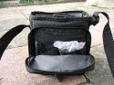 TAMRAC 5533- ADVENTURE MESSENGER 3\n\nFoto von Udo Boesch - Vielen Dank!\n\nKommentar des Nutzers:\n\nHallo Jrg Langer,\n \nich habe ein paar Bilder von einer Tamrac Adventure Messenger 3 Tasche. Es wrde mich sehr freuen, wenn du sie bei dir in deiner Page aufnehmen wrdest.\n \nHier ein paar Infos dazu:\n \nDie Tamrac-Adventure-Messenger-3 Fototasche bietet laut Hersteller Platz fr eine Spiegelreflex mit aufgesetztem Objektiv bis zu 12,5cm Lnge. Ich besitze eine Bridgekamera Fuji S9600, diese passt wirklich prima hinein. Das Hauptfach selbst ist mit 2 verstellbaren, schaumstoffgepolsterten Unterteilungen ausgestattet. Diese knnen mit Klettverschlssen individuell angepasst werden, so passt wirklich jede Kamera, egal wie breit in die Tasche. Selbstverstndlich knnen auch links und rechts Zusatzblitz oder zustzliche Objektive verstaut werden. Die Tasche bietet den Vorteil, dass hier kleine mit Klettverschluss bestckten schaumstoffgepolsterten Zwischenbden eingebracht werden knnen. So liegt das Objektiv geschtzt auf diesem Zwischenteil auf.\n \nDie Vortasche wird mit Reissverschlssen gesichert und beinhaltet 2 Einsteckfcher. Im Deckel befindet sich ein reissverschlussgesichertes flaches Einsteckfach.\nSeitlich (li + re) sind aufgesetzte Taschen, einmal mit Klettverschluss fr Handy o., auf der anderen Seite ohne Klettverschluss.\nAn der Rckwand ist ebenfalls eine aufgesetzte Tasche mit Reissverschluss, ideal fr eine Bedienungsanleitung o..\nDer Umhngegurt ist schn breit und mit einem rutschsicherem Schulterpolster versehen. Desweiteren hat die Tasche einen EasyGrip Tragegriff. \n \nDie Mae der Tasche lt. Hersteller:\nAuenmae: 23 x 23 x 14 cm (BxHxT)\nInnenmae: 20 x 20 x 10 cm (BxHxT) \nGewicht: 630 g\n \nHinweis: Alle Reissverschlsse sind regengeschtzt.\n \nFolgen Farben sind mglich: Camouflage, rot/schwarz und grau/schwarz.\n \nPreis: 39,90 \n \n \nInfos zu den einzelnen Bildern.\n \nBild 1: Frontansicht der Tasche (Camouflage) mit Tragegurt\nBild 2: Rckansicht der Tasche mit Reissverschlussfach fr Bedienungsanleiung\nBild 3: Seitenansicht mit Handyfach\nBild 4: Innenfach mit Kamera darin\nBild 5: Vortasche mit den zwei Einsteckfchern.\nBild 6: Vortasche mit den zwei Einsteckfchern\nBild 7: Hauptfach mit den zwei verstellbaren, schaumstoffgepolsterten Unterteilungen\nBild 8: Unterteilungen mit Klettverschluss verstell- und individuell anpassbar.\nBild 9: Hauptfach mit Kamera darin.\nBild 10: Tasche Frontansicht mit Verschluss\nBild 11: Gepolsterter rutschsicherer Tragegurt mit Polster (Innenseite)\nBild12: Gepolsterter rutschsicherer Tragegurt mit Polster (Aussenseite)