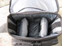 TAMRAC 5533- ADVENTURE MESSENGER 3\n\nFoto von Udo Boesch - Vielen Dank!\n\nKommentar des Nutzers:\n\nHallo Jrg Langer,\n \nich habe ein paar Bilder von einer Tamrac Adventure Messenger 3 Tasche. Es wrde mich sehr freuen, wenn du sie bei dir in deiner Page aufnehmen wrdest.\n \nHier ein paar Infos dazu:\n \nDie Tamrac-Adventure-Messenger-3 Fototasche bietet laut Hersteller Platz fr eine Spiegelreflex mit aufgesetztem Objektiv bis zu 12,5cm Lnge. Ich besitze eine Bridgekamera Fuji S9600, diese passt wirklich prima hinein. Das Hauptfach selbst ist mit 2 verstellbaren, schaumstoffgepolsterten Unterteilungen ausgestattet. Diese knnen mit Klettverschlssen individuell angepasst werden, so passt wirklich jede Kamera, egal wie breit in die Tasche. Selbstverstndlich knnen auch links und rechts Zusatzblitz oder zustzliche Objektive verstaut werden. Die Tasche bietet den Vorteil, dass hier kleine mit Klettverschluss bestckten schaumstoffgepolsterten Zwischenbden eingebracht werden knnen. So liegt das Objektiv geschtzt auf diesem Zwischenteil auf.\n \nDie Vortasche wird mit Reissverschlssen gesichert und beinhaltet 2 Einsteckfcher. Im Deckel befindet sich ein reissverschlussgesichertes flaches Einsteckfach.\nSeitlich (li + re) sind aufgesetzte Taschen, einmal mit Klettverschluss fr Handy o., auf der anderen Seite ohne Klettverschluss.\nAn der Rckwand ist ebenfalls eine aufgesetzte Tasche mit Reissverschluss, ideal fr eine Bedienungsanleitung o..\nDer Umhngegurt ist schn breit und mit einem rutschsicherem Schulterpolster versehen. Desweiteren hat die Tasche einen EasyGrip Tragegriff. \n \nDie Mae der Tasche lt. Hersteller:\nAuenmae: 23 x 23 x 14 cm (BxHxT)\nInnenmae: 20 x 20 x 10 cm (BxHxT) \nGewicht: 630 g\n \nHinweis: Alle Reissverschlsse sind regengeschtzt.\n \nFolgen Farben sind mglich: Camouflage, rot/schwarz und grau/schwarz.\n \nPreis: 39,90 \n \n \nInfos zu den einzelnen Bildern.\n \nBild 1: Frontansicht der Tasche (Camouflage) mit Tragegurt\nBild 2: Rckansicht der Tasche mit Reissverschlussfach fr Bedienungsanleiung\nBild 3: Seitenansicht mit Handyfach\nBild 4: Innenfach mit Kamera darin\nBild 5: Vortasche mit den zwei Einsteckfchern.\nBild 6: Vortasche mit den zwei Einsteckfchern\nBild 7: Hauptfach mit den zwei verstellbaren, schaumstoffgepolsterten Unterteilungen\nBild 8: Unterteilungen mit Klettverschluss verstell- und individuell anpassbar.\nBild 9: Hauptfach mit Kamera darin.\nBild 10: Tasche Frontansicht mit Verschluss\nBild 11: Gepolsterter rutschsicherer Tragegurt mit Polster (Innenseite)\nBild12: Gepolsterter rutschsicherer Tragegurt mit Polster (Aussenseite)