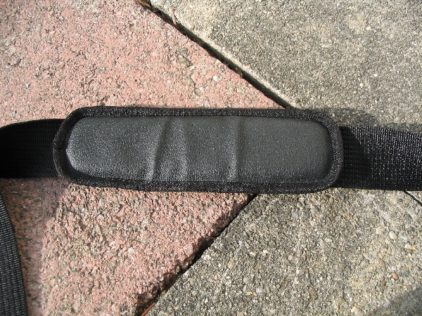 TAMRAC 5533- ADVENTURE MESSENGER 3\n\nFoto von Udo Boesch - Vielen Dank!\n\nKommentar des Nutzers:\n\nHallo Jrg Langer,\n \nich habe ein paar Bilder von einer Tamrac Adventure Messenger 3 Tasche. Es wrde mich sehr freuen, wenn du sie bei dir in deiner Page aufnehmen wrdest.\n \nHier ein paar Infos dazu:\n \nDie Tamrac-Adventure-Messenger-3 Fototasche bietet laut Hersteller Platz fr eine Spiegelreflex mit aufgesetztem Objektiv bis zu 12,5cm Lnge. Ich besitze eine Bridgekamera Fuji S9600, diese passt wirklich prima hinein. Das Hauptfach selbst ist mit 2 verstellbaren, schaumstoffgepolsterten Unterteilungen ausgestattet. Diese knnen mit Klettverschlssen individuell angepasst werden, so passt wirklich jede Kamera, egal wie breit in die Tasche. Selbstverstndlich knnen auch links und rechts Zusatzblitz oder zustzliche Objektive verstaut werden. Die Tasche bietet den Vorteil, dass hier kleine mit Klettverschluss bestckten schaumstoffgepolsterten Zwischenbden eingebracht werden knnen. So liegt das Objektiv geschtzt auf diesem Zwischenteil auf.\n \nDie Vortasche wird mit Reissverschlssen gesichert und beinhaltet 2 Einsteckfcher. Im Deckel befindet sich ein reissverschlussgesichertes flaches Einsteckfach.\nSeitlich (li + re) sind aufgesetzte Taschen, einmal mit Klettverschluss fr Handy o., auf der anderen Seite ohne Klettverschluss.\nAn der Rckwand ist ebenfalls eine aufgesetzte Tasche mit Reissverschluss, ideal fr eine Bedienungsanleitung o..\nDer Umhngegurt ist schn breit und mit einem rutschsicherem Schulterpolster versehen. Desweiteren hat die Tasche einen EasyGrip Tragegriff. \n \nDie Mae der Tasche lt. Hersteller:\nAuenmae: 23 x 23 x 14 cm (BxHxT)\nInnenmae: 20 x 20 x 10 cm (BxHxT) \nGewicht: 630 g\n \nHinweis: Alle Reissverschlsse sind regengeschtzt.\n \nFolgen Farben sind mglich: Camouflage, rot/schwarz und grau/schwarz.\n \nPreis: 39,90 \n \n \nInfos zu den einzelnen Bildern.\n \nBild 1: Frontansicht der Tasche (Camouflage) mit Tragegurt\nBild 2: Rckansicht der Tasche mit Reissverschlussfach fr Bedienungsanleiung\nBild 3: Seitenansicht mit Handyfach\nBild 4: Innenfach mit Kamera darin\nBild 5: Vortasche mit den zwei Einsteckfchern.\nBild 6: Vortasche mit den zwei Einsteckfchern\nBild 7: Hauptfach mit den zwei verstellbaren, schaumstoffgepolsterten Unterteilungen\nBild 8: Unterteilungen mit Klettverschluss verstell- und individuell anpassbar.\nBild 9: Hauptfach mit Kamera darin.\nBild 10: Tasche Frontansicht mit Verschluss\nBild 11: Gepolsterter rutschsicherer Tragegurt mit Polster (Innenseite)\nBild12: Gepolsterter rutschsicherer Tragegurt mit Polster (Aussenseite)