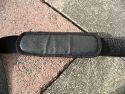 TAMRAC 5533- ADVENTURE MESSENGER 3\n\nFoto von Udo Boesch - Vielen Dank!\n\nKommentar des Nutzers:\n\nHallo Jrg Langer,\n \nich habe ein paar Bilder von einer Tamrac Adventure Messenger 3 Tasche. Es wrde mich sehr freuen, wenn du sie bei dir in deiner Page aufnehmen wrdest.\n \nHier ein paar Infos dazu:\n \nDie Tamrac-Adventure-Messenger-3 Fototasche bietet laut Hersteller Platz fr eine Spiegelreflex mit aufgesetztem Objektiv bis zu 12,5cm Lnge. Ich besitze eine Bridgekamera Fuji S9600, diese passt wirklich prima hinein. Das Hauptfach selbst ist mit 2 verstellbaren, schaumstoffgepolsterten Unterteilungen ausgestattet. Diese knnen mit Klettverschlssen individuell angepasst werden, so passt wirklich jede Kamera, egal wie breit in die Tasche. Selbstverstndlich knnen auch links und rechts Zusatzblitz oder zustzliche Objektive verstaut werden. Die Tasche bietet den Vorteil, dass hier kleine mit Klettverschluss bestckten schaumstoffgepolsterten Zwischenbden eingebracht werden knnen. So liegt das Objektiv geschtzt auf diesem Zwischenteil auf.\n \nDie Vortasche wird mit Reissverschlssen gesichert und beinhaltet 2 Einsteckfcher. Im Deckel befindet sich ein reissverschlussgesichertes flaches Einsteckfach.\nSeitlich (li + re) sind aufgesetzte Taschen, einmal mit Klettverschluss fr Handy o., auf der anderen Seite ohne Klettverschluss.\nAn der Rckwand ist ebenfalls eine aufgesetzte Tasche mit Reissverschluss, ideal fr eine Bedienungsanleitung o..\nDer Umhngegurt ist schn breit und mit einem rutschsicherem Schulterpolster versehen. Desweiteren hat die Tasche einen EasyGrip Tragegriff. \n \nDie Mae der Tasche lt. Hersteller:\nAuenmae: 23 x 23 x 14 cm (BxHxT)\nInnenmae: 20 x 20 x 10 cm (BxHxT) \nGewicht: 630 g\n \nHinweis: Alle Reissverschlsse sind regengeschtzt.\n \nFolgen Farben sind mglich: Camouflage, rot/schwarz und grau/schwarz.\n \nPreis: 39,90 \n \n \nInfos zu den einzelnen Bildern.\n \nBild 1: Frontansicht der Tasche (Camouflage) mit Tragegurt\nBild 2: Rckansicht der Tasche mit Reissverschlussfach fr Bedienungsanleiung\nBild 3: Seitenansicht mit Handyfach\nBild 4: Innenfach mit Kamera darin\nBild 5: Vortasche mit den zwei Einsteckfchern.\nBild 6: Vortasche mit den zwei Einsteckfchern\nBild 7: Hauptfach mit den zwei verstellbaren, schaumstoffgepolsterten Unterteilungen\nBild 8: Unterteilungen mit Klettverschluss verstell- und individuell anpassbar.\nBild 9: Hauptfach mit Kamera darin.\nBild 10: Tasche Frontansicht mit Verschluss\nBild 11: Gepolsterter rutschsicherer Tragegurt mit Polster (Innenseite)\nBild12: Gepolsterter rutschsicherer Tragegurt mit Polster (Aussenseite)