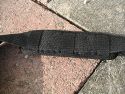 TAMRAC 5533- ADVENTURE MESSENGER 3\n\nFoto von Udo Boesch - Vielen Dank!\n\nKommentar des Nutzers:\n\nHallo Jrg Langer,\n \nich habe ein paar Bilder von einer Tamrac Adventure Messenger 3 Tasche. Es wrde mich sehr freuen, wenn du sie bei dir in deiner Page aufnehmen wrdest.\n \nHier ein paar Infos dazu:\n \nDie Tamrac-Adventure-Messenger-3 Fototasche bietet laut Hersteller Platz fr eine Spiegelreflex mit aufgesetztem Objektiv bis zu 12,5cm Lnge. Ich besitze eine Bridgekamera Fuji S9600, diese passt wirklich prima hinein. Das Hauptfach selbst ist mit 2 verstellbaren, schaumstoffgepolsterten Unterteilungen ausgestattet. Diese knnen mit Klettverschlssen individuell angepasst werden, so passt wirklich jede Kamera, egal wie breit in die Tasche. Selbstverstndlich knnen auch links und rechts Zusatzblitz oder zustzliche Objektive verstaut werden. Die Tasche bietet den Vorteil, dass hier kleine mit Klettverschluss bestckten schaumstoffgepolsterten Zwischenbden eingebracht werden knnen. So liegt das Objektiv geschtzt auf diesem Zwischenteil auf.\n \nDie Vortasche wird mit Reissverschlssen gesichert und beinhaltet 2 Einsteckfcher. Im Deckel befindet sich ein reissverschlussgesichertes flaches Einsteckfach.\nSeitlich (li + re) sind aufgesetzte Taschen, einmal mit Klettverschluss fr Handy o., auf der anderen Seite ohne Klettverschluss.\nAn der Rckwand ist ebenfalls eine aufgesetzte Tasche mit Reissverschluss, ideal fr eine Bedienungsanleitung o..\nDer Umhngegurt ist schn breit und mit einem rutschsicherem Schulterpolster versehen. Desweiteren hat die Tasche einen EasyGrip Tragegriff. \n \nDie Mae der Tasche lt. Hersteller:\nAuenmae: 23 x 23 x 14 cm (BxHxT)\nInnenmae: 20 x 20 x 10 cm (BxHxT) \nGewicht: 630 g\n \nHinweis: Alle Reissverschlsse sind regengeschtzt.\n \nFolgen Farben sind mglich: Camouflage, rot/schwarz und grau/schwarz.\n \nPreis: 39,90 \n \n \nInfos zu den einzelnen Bildern.\n \nBild 1: Frontansicht der Tasche (Camouflage) mit Tragegurt\nBild 2: Rckansicht der Tasche mit Reissverschlussfach fr Bedienungsanleiung\nBild 3: Seitenansicht mit Handyfach\nBild 4: Innenfach mit Kamera darin\nBild 5: Vortasche mit den zwei Einsteckfchern.\nBild 6: Vortasche mit den zwei Einsteckfchern\nBild 7: Hauptfach mit den zwei verstellbaren, schaumstoffgepolsterten Unterteilungen\nBild 8: Unterteilungen mit Klettverschluss verstell- und individuell anpassbar.\nBild 9: Hauptfach mit Kamera darin.\nBild 10: Tasche Frontansicht mit Verschluss\nBild 11: Gepolsterter rutschsicherer Tragegurt mit Polster (Innenseite)\nBild12: Gepolsterter rutschsicherer Tragegurt mit Polster (Aussenseite)