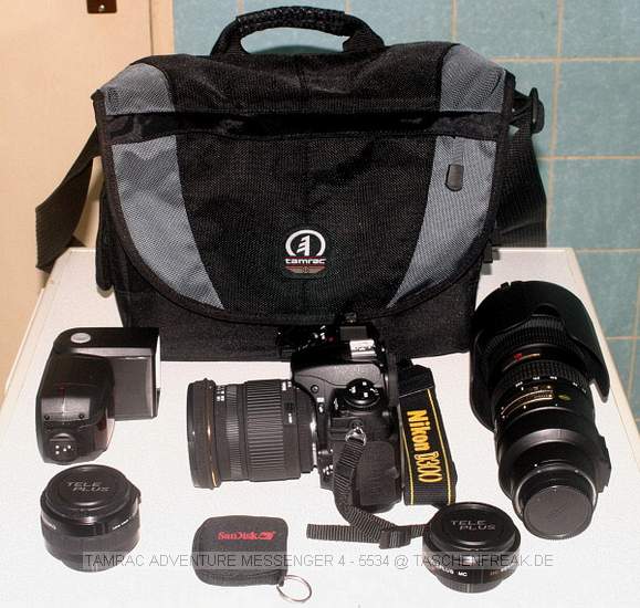 TAMRAC ADVENTURE MESSENGER 4 - 5534\n\nFoto von Daniel John - VIELEN DANK!\n\nKommentar des Nutzers:\n\nGrüß Gott,\n\nanbei 4 Fotos von meiner Tamrac 5534 - Adventure Messenger 4\n\nBezahlter Preis: 49 Euro\n\nAbmessungen:\naußen: 34 x 15 x 25 cm\ninnen: 28 x 10 x 23 cm\n\nVorteile:\n- kompakte Abmessungen, schlankes Format\n- leicht\n- hoch genug für ein 70-200/2.8\n- Tasche dehnt sich, auch eine D300 (ohne Batteriegriff) passt\n- variabler Innenraum\n\nNachteile: \n- Handtragegriff sitzt nicht mittig\n- leider kein Fach für DIN-A4-Papier\n\nderzeitiger Inhalt: \nNikon D300 mit angesetztem Sigma 24-60/2.8 Nikon 70-200/2.8 Metz 48 AF-1 digital Kenko Teleplus 1.5x und 2.0x Speicherkarten\n\nmein Fazit: Durch das schlanke Format lässt sich die Tasche sehr bequem auf der Schulter tragen. Innen ist sie überraschend geräumig - ich habe keine kompaktere gefunden, die für ein 70-200/2.8 geeignet wäre. Nur der Handtragegriff könnte besser sein, ist eher eine Notlösung. Trotzdem klare Empfehlung wegen des sehr guten Preis-Leistungs-Verhältnisses.\n\nIrgendwann werde ich mir vielleicht noch eine größere Tasche zulegen, mit Fach für einen 12"-Laptop (z.B. Tamrac 5618 oder Crumpler Daily L). \nDa ich den aber nicht immer dabei habe, behalte ich die Tamrac 5534 auf jeden Fall auch dann.\n\nviele Grüße,\nDaniel John