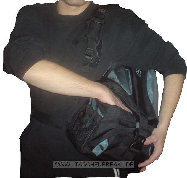 TAMRAC ADVENTURE 7 (5547)\n\nFoto von Marcel Richter - VIELEN DANK!\n\nKommentar:\n\nHallo! \n\nNachdem ich schon viel und oft auf deiner Seite umher gesurft bin, mchte ich natrlich auch etwas beitragen und hier meinen Bericht abliefern.\n\nIch habe mir nach langem Hin und Her den Tamrac Adventure 7 zugelegt.\n\nFolgende Anforderungen sollte der gesuchte Rucksack erfllen:\n\n1. Logisch, es sollte meine gesamte Ausrstung reinpassen. (K100D super, A 35/ 2.8, M 50/2.0, M 100/2.8, DA 18-55/ 3.5- 5.6 I, F 70- 210/ 4.0- 5.6) \n\n2. Mglichst groes Daypack, in erster Linie um Wasser, Verpflegung oder Bekleidung mitzunehmen.\n\n3. Hoher Tragekomfort, gegebenenfalls auch zu Lasten des Bedienkonzeptes (aus gesundheitlichen Grnden).\n\n4. Er sollte keine Unsummen kosten, so ca. 60- 80.\n\nDer Rucksack erfllt die Anforderungen wie folgt:\n\n Zu 1.: Es passt locker alles rein. Es wre noch reichlich Platz fr einige Festbrennweiten o.. Zubehr.\n\nZu 2.: Der Rucksack hat das grte Daypack von allen, die ich in der Hand hatte. Eine 1,5l- Flasche passt schrg stehend rein. Wirklich super, war fr mich das Kaufargument.\n\nZu 3.: Die Trageriemen sind gummiert, sehr gut gepolstert und ausreichend breit. Die Last verteilt sich sehr gut auf dem Rcken, 1a Tragekomfort. Allerdings ist der Rucksack so konzipiert, dass man ihn abnehmen muss, um an die Ausrstung zu gelangen. Hier hat mir das Slingshot- Prinzip sehr gut gefallen (aber das Ein- Gurt- Prinzip bot mir nicht genug Tragekomfort). Ich habe das Innenleben jedoch so umgebaut, dass ich, wenn ich den Rucksack ber die linke Schulter rutschen lasse, nach dem leichten ffnen des Reiverschlusses mit der rechten Hand, die Kamera auch ohne Absetzen des Rucksackes entnehmen kann. Ob das auch mit greren Kameras geht, wei ich nicht, ich denke schon.\n\nZu 4.: Der Rucksack kostete bei Saturn in Braunschweig 64,95. Lag somit also locker im anvisierten Bereich.