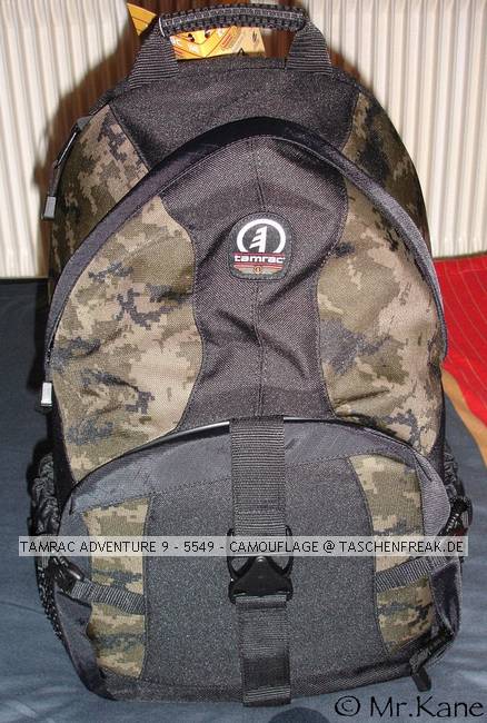 TAMRAC ADVENTURE 9 - 5549 - CAMOUFLAGE\n\nFoto von Jan Schrder - VIELEN DANK!\n\nKommentar des Nutzers:\n\nDer Tamrac Adventure 9 ist eine gute Wahl wenn man seine Fotoausrstung inkl. Notebook und Kleinkram transportieren will. Alle Nthe des Rucksacks sind top, die Polsterung sehr dick und fest.\nDas Fotofach ist deutlich abgegrenzt vom innenraum und alle Einteilungen hierin sind durch Klettverschlsse versetzbar. Die Klettverschlsse halten sehr gut.\nDas Fotofach ist mit einem Doppelreiverschluss verschlossen und zustzlich mit Drei Click-Verschlssen. Diese sehen filigran aus, halten aber ausgesprochen gut.\nDie Schultergurte sind breit genug und sehr gut gepolstert, zustzlich ist ein kleiner Brust-Stabilisationsgurt und ein Bauchgurt angebracht. An den Schultergurten knnen weitere kleine Taschen von Tamrac befestigt werden.\nDer Rcken ist ebenfalls sehr gut gepolstert und schtzt so auch gut das direkt dahinter verstaute Notebook ( z.B. ein MacBookPro 15,4 Zoll). Allerdings hat das Rckenteil kein Belftungssystem. Das Notebookfach ist mit einem Extra Regengesicherten Reiverschluss versehen.\nAn beiden Seiten des Rucksacks ist ein Netzfach angebracht, in das man eine Getrnkeflasche (0,5-0,75l PET oder z.B. wie hier eine SIGG Oval Flasche) oder z.B. einen GPS Logger stecken kann. Ein Stativ knnte man evt. auch in eine der Netztaschen stecken und am Tragegriff mit einem Band fixieren.\nIch habe den Rucksack in Camouflage gewhlt, weil er so am unaufflligsten wirkt und wenig wie ein Fotorucksack aussieht.\nDer Rucksack hat ein Volumen von 35 Litern und ist damit schon relativ gro\nEr hat die Mae: 50x32x22cm. Damit wird es zwar knapp mit den aktuellen Flug-Handgepckbestimmungen (diese Beschrnken auf: 50x40x20cm), aber es sollte dennoch kein Problem sein, den Rucksack mit an Bord zu bekommen.\nMeiner Meinung nach, ist der Adventure 9 gerade nicht zu gro.
