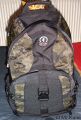 TAMRAC ADVENTURE 9 - 5549 - CAMOUFLAGE\n\nFoto von Jan Schrder - VIELEN DANK!\n\nKommentar des Nutzers:\n\nDer Tamrac Adventure 9 ist eine gute Wahl wenn man seine Fotoausrstung inkl. Notebook und Kleinkram transportieren will. Alle Nthe des Rucksacks sind top, die Polsterung sehr dick und fest.\nDas Fotofach ist deutlich abgegrenzt vom innenraum und alle Einteilungen hierin sind durch Klettverschlsse versetzbar. Die Klettverschlsse halten sehr gut.\nDas Fotofach ist mit einem Doppelreiverschluss verschlossen und zustzlich mit Drei Click-Verschlssen. Diese sehen filigran aus, halten aber ausgesprochen gut.\nDie Schultergurte sind breit genug und sehr gut gepolstert, zustzlich ist ein kleiner Brust-Stabilisationsgurt und ein Bauchgurt angebracht. An den Schultergurten knnen weitere kleine Taschen von Tamrac befestigt werden.\nDer Rcken ist ebenfalls sehr gut gepolstert und schtzt so auch gut das direkt dahinter verstaute Notebook ( z.B. ein MacBookPro 15,4 Zoll). Allerdings hat das Rckenteil kein Belftungssystem. Das Notebookfach ist mit einem Extra Regengesicherten Reiverschluss versehen.\nAn beiden Seiten des Rucksacks ist ein Netzfach angebracht, in das man eine Getrnkeflasche (0,5-0,75l PET oder z.B. wie hier eine SIGG Oval Flasche) oder z.B. einen GPS Logger stecken kann. Ein Stativ knnte man evt. auch in eine der Netztaschen stecken und am Tragegriff mit einem Band fixieren.\nIch habe den Rucksack in Camouflage gewhlt, weil er so am unaufflligsten wirkt und wenig wie ein Fotorucksack aussieht.\nDer Rucksack hat ein Volumen von 35 Litern und ist damit schon relativ gro\nEr hat die Mae: 50x32x22cm. Damit wird es zwar knapp mit den aktuellen Flug-Handgepckbestimmungen (diese Beschrnken auf: 50x40x20cm), aber es sollte dennoch kein Problem sein, den Rucksack mit an Bord zu bekommen.\nMeiner Meinung nach, ist der Adventure 9 gerade nicht zu gro.