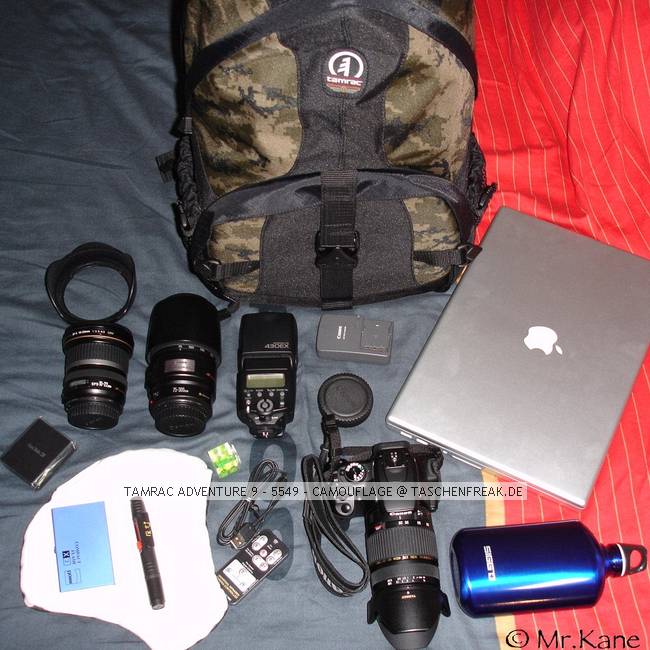 TAMRAC ADVENTURE 9 - 5549 - CAMOUFLAGE\n\nFoto von Jan Schrder - VIELEN DANK!\n\nKommentar des Nutzers:\n\nHier nocheinmal in der bersicht, was alles in dem Rucksack ist:\nCanon Eos 400d mit hier angesetztem Tamron 28-75mm XR Di mit GeLi\nCanon EF-s 10-22 inkl. GeLi\nCanon 75-300 IS USM mit GeLi (hinter dem Speedlite)\nCanon Speedlite 430 EX\nSowie einen Beanbag (hinter der Kamera)\nCard-Reader\nStativ-Wechselplatte\nPinsel, CF-Karten-Etui, USB-Kabel, Libelle, Fernbedienung, Sigg-Flasche\nMacBookPro 15.4 Zoll\nDas obere Fach ist noch vollkommen leer!