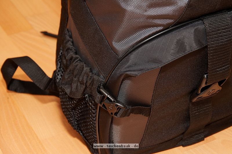 Foto von Jörg Langer\n\nTamrac Adventure 9 von vorne/unten\nSeitennetztaschen nehmen gute Trinkflaschen auf oder eine zusammengeknäulte Regenjacke oder (wers mag auch Handy und Geldbörse ...)