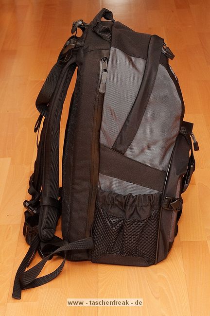 Foto von Jörg Langer\n\nTamrac Adventure 9 Seitenansicht mit Notebookfach