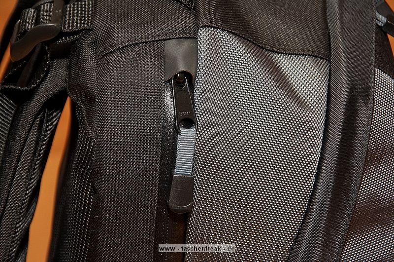 Foto von Jrg Langer\n\nTamrac Adventure 9 oben Seite mit Notebookfach und Spritzwassergeschtztem Reisverschluss fr Notebookfach