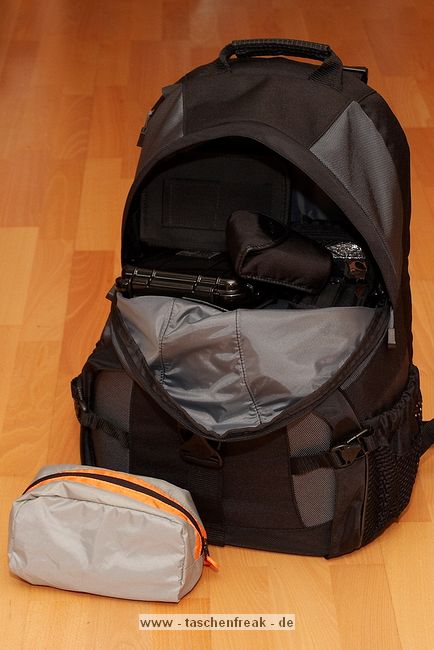 Foto von Jörg Langer\n\nTamrac Adventure 9 oberes Innenfach mit viel Stauraum\n(Hier: XDRIVE in PeliCase, Akkus für Cam, Akkus für Blitze, Winkelsucher und oben drauf kommt zum Transport die Netzteiltasche (gehört nicht zum Lieferumfang)