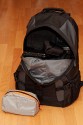 Foto von Jrg Langer\n\nTamrac Adventure 9 oberes Innenfach mit viel Stauraum\n(Hier: XDRIVE in PeliCase, Akkus fr Cam, Akkus fr Blitze, Winkelsucher und oben drauf kommt zum Transport die Netzteiltasche (gehrt nicht zum Lieferumfang)