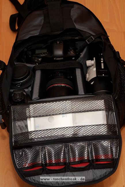 Foto von Jrg Langer\n\nTamrac Adventure 9 Fotofach\nInhalt hier in diesem Beispiel: 1D mit angesetztem 24-105 inkl. Geli und RRS L-Winkel, 100-400 inkl. Stativschelle und Kirk Wechselplatte, Sigma 12-24 HSM, 430EX, im Frontfach Polfilter, 2x  Cokin Filter)