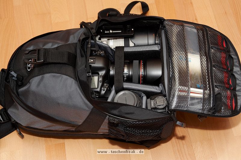 Foto von Jrg Langer\n\nTamrac Adventure 9 Fotofach\nInhalt hier in diesem Beispiel: 1D mit angesetztem 24-105 inkl. Geli und RRS L-Winkel, 100-400 inkl. Stativschelle und Kirk Wechselplatte, Sigma 12-24 HSM, 430EX, im Frontfach Polfilter, 2x  Cokin Filter)