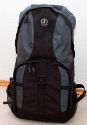 TAMRAC 5550 ADVENTURE 10\n\nFoto von Daniel Lehmann - VIELEN DANK!\n\nKommentar:\n\nDer Tamrac 5550 Adventure 10 ist der groe Bruder des Adventure 9 und bietet daher deutlich mehr Raum. \n\nDas obere Fach bietet hierbei gengend Platz fr Kleidung und Verpflegung, auch bei einer greren Tour. Um sich die Ausmae zu\nverdeutlichen: es passen ohne Schwierigkeiten 8 Milch-/Saftpackungen hinein. Die getestete Gesamtbeladung hatte ein Gewicht von ca 22kg, was der Rucksack ohne Probleme aushielt.\n\nDas Fotofach lsst einer Kamera samt Batteriegriff und Standardobjektiv gengend Raum. Zustzlich passen z.B. noch zwei Teleobjektive und drei kompaktere Objektive. In diesem Fall eine Canon EOS 40D mit aufgesetztem EF 24-105, ein EF 100-400, ein EF 70-200/2.8 IS, ein EF-S 10-22, ein Blitz und ein Telekonverter. Die stabile Abdeckung fasst 4 CF-Karten (wahlweise Akkus) und diverses Zubehr.\n\nIns Notebookfach passt ohne Schwierigkeiten ein 15,4" Laptop. Tamrac gibt an, dass maximal ein 17" Laptop hinein geht.\n\nDer Sitz des Adventure 10 ist sehr bequem, auch noch nach einigen Stunden, was der dicken Rckenpolsterung zu verdanken sein drfte. Diese ist gleichzeitig das Manko, denn man schwitzt dadurch recht schnell am Rcken.