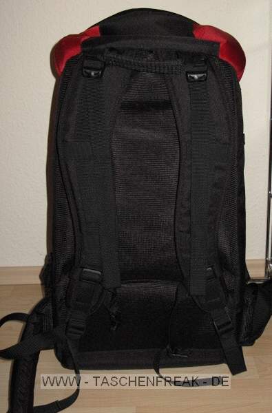 TAMRAC 5550 ADVENTURE 10\n\nFoto von Andreas Schimmel - VIELEN DANK!\n\nKommentar:\n\nHallo Jrg,\n \nund hier noch ein paar Bilder von der Tamrac Adventure 10. Eine wirklich riesige Tasche. das Equipmentfach ist mit einer 40d plus BG plus 17-40, einem 70-200L/4, 580 EX II, 50/1.4 und einer 300d bestckt. Das Daypackfach ist zum Grenvergleich nochmal mit der 300D bestckt und dort pat auch wirklich eine etwas dickere Jacke oder sonstiges rein. Der Rucksack ist fr diese gre sehr leicht und lt sich auch ber lngere Strecken angenehm tragen.\n \nGre \nAndreas Schimmel \n \nMeine Homepage:  www.andreasschimmel.de