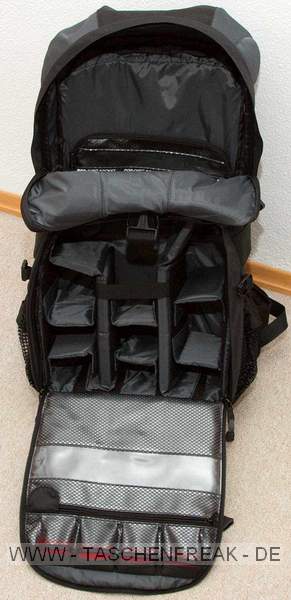 TAMRAC 5550 ADVENTURE 10\n\nFoto von Daniel Lehmann - VIELEN DANK!\n\nKommentar:\n\nDer Tamrac 5550 Adventure 10 ist der groe Bruder des Adventure 9 und bietet daher deutlich mehr Raum. \n\nDas obere Fach bietet hierbei gengend Platz fr Kleidung und Verpflegung, auch bei einer greren Tour. Um sich die Ausmae zu\nverdeutlichen: es passen ohne Schwierigkeiten 8 Milch-/Saftpackungen hinein. Die getestete Gesamtbeladung hatte ein Gewicht von ca 22kg, was der Rucksack ohne Probleme aushielt.\n\nDas Fotofach lsst einer Kamera samt Batteriegriff und Standardobjektiv gengend Raum. Zustzlich passen z.B. noch zwei Teleobjektive und drei kompaktere Objektive. In diesem Fall eine Canon EOS 40D mit aufgesetztem EF 24-105, ein EF 100-400, ein EF 70-200/2.8 IS, ein EF-S 10-22, ein Blitz und ein Telekonverter. Die stabile Abdeckung fasst 4 CF-Karten (wahlweise Akkus) und diverses Zubehr.\n\nIns Notebookfach passt ohne Schwierigkeiten ein 15,4" Laptop. Tamrac gibt an, dass maximal ein 17" Laptop hinein geht.\n\nDer Sitz des Adventure 10 ist sehr bequem, auch noch nach einigen Stunden, was der dicken Rckenpolsterung zu verdanken sein drfte. Diese ist gleichzeitig das Manko, denn man schwitzt dadurch recht schnell am Rcken.
