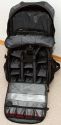 TAMRAC 5550 ADVENTURE 10\n\nFoto von Daniel Lehmann - VIELEN DANK!\n\nKommentar:\n\nDer Tamrac 5550 Adventure 10 ist der groe Bruder des Adventure 9 und bietet daher deutlich mehr Raum. \n\nDas obere Fach bietet hierbei gengend Platz fr Kleidung und Verpflegung, auch bei einer greren Tour. Um sich die Ausmae zu\nverdeutlichen: es passen ohne Schwierigkeiten 8 Milch-/Saftpackungen hinein. Die getestete Gesamtbeladung hatte ein Gewicht von ca 22kg, was der Rucksack ohne Probleme aushielt.\n\nDas Fotofach lsst einer Kamera samt Batteriegriff und Standardobjektiv gengend Raum. Zustzlich passen z.B. noch zwei Teleobjektive und drei kompaktere Objektive. In diesem Fall eine Canon EOS 40D mit aufgesetztem EF 24-105, ein EF 100-400, ein EF 70-200/2.8 IS, ein EF-S 10-22, ein Blitz und ein Telekonverter. Die stabile Abdeckung fasst 4 CF-Karten (wahlweise Akkus) und diverses Zubehr.\n\nIns Notebookfach passt ohne Schwierigkeiten ein 15,4" Laptop. Tamrac gibt an, dass maximal ein 17" Laptop hinein geht.\n\nDer Sitz des Adventure 10 ist sehr bequem, auch noch nach einigen Stunden, was der dicken Rckenpolsterung zu verdanken sein drfte. Diese ist gleichzeitig das Manko, denn man schwitzt dadurch recht schnell am Rcken.
