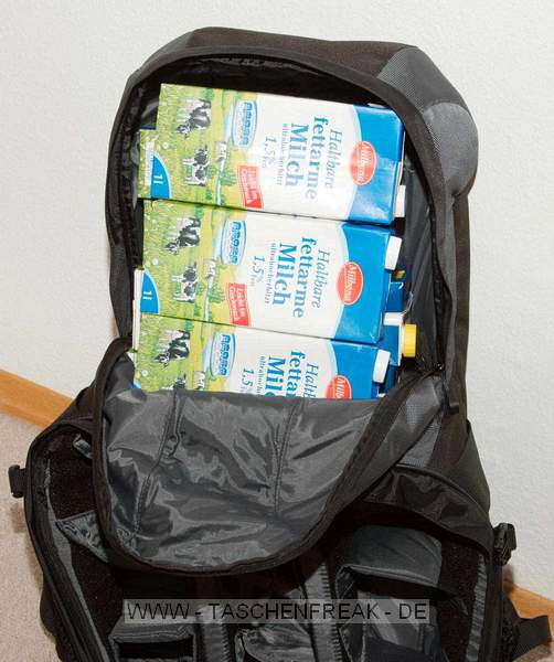 TAMRAC 5550 ADVENTURE 10\n\nFoto von Daniel Lehmann - VIELEN DANK!\n\nKommentar:\n\nDer Tamrac 5550 Adventure 10 ist der groe Bruder des Adventure 9 und bietet daher deutlich mehr Raum. \n\nDas obere Fach bietet hierbei gengend Platz fr Kleidung und Verpflegung, auch bei einer greren Tour. Um sich die Ausmae zu\nverdeutlichen: es passen ohne Schwierigkeiten 8 Milch-/Saftpackungen hinein. Die getestete Gesamtbeladung hatte ein Gewicht von ca 22kg, was der Rucksack ohne Probleme aushielt.\n\nDas Fotofach lsst einer Kamera samt Batteriegriff und Standardobjektiv gengend Raum. Zustzlich passen z.B. noch zwei Teleobjektive und drei kompaktere Objektive. In diesem Fall eine Canon EOS 40D mit aufgesetztem EF 24-105, ein EF 100-400, ein EF 70-200/2.8 IS, ein EF-S 10-22, ein Blitz und ein Telekonverter. Die stabile Abdeckung fasst 4 CF-Karten (wahlweise Akkus) und diverses Zubehr.\n\nIns Notebookfach passt ohne Schwierigkeiten ein 15,4" Laptop. Tamrac gibt an, dass maximal ein 17" Laptop hinein geht.\n\nDer Sitz des Adventure 10 ist sehr bequem, auch noch nach einigen Stunden, was der dicken Rckenpolsterung zu verdanken sein drfte. Diese ist gleichzeitig das Manko, denn man schwitzt dadurch recht schnell am Rcken.