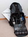 TAMRAC 5550 ADVENTURE 10\n\nFoto von Daniel Lehmann - VIELEN DANK!\n\nKommentar:\n\nDer Tamrac 5550 Adventure 10 ist der groe Bruder des Adventure 9 und bietet daher deutlich mehr Raum. \n\nDas obere Fach bietet hierbei gengend Platz fr Kleidung und Verpflegung, auch bei einer greren Tour. Um sich die Ausmae zu\nverdeutlichen: es passen ohne Schwierigkeiten 8 Milch-/Saftpackungen hinein. Die getestete Gesamtbeladung hatte ein Gewicht von ca 22kg, was der Rucksack ohne Probleme aushielt.\n\nDas Fotofach lsst einer Kamera samt Batteriegriff und Standardobjektiv gengend Raum. Zustzlich passen z.B. noch zwei Teleobjektive und drei kompaktere Objektive. In diesem Fall eine Canon EOS 40D mit aufgesetztem EF 24-105, ein EF 100-400, ein EF 70-200/2.8 IS, ein EF-S 10-22, ein Blitz und ein Telekonverter. Die stabile Abdeckung fasst 4 CF-Karten (wahlweise Akkus) und diverses Zubehr.\n\nIns Notebookfach passt ohne Schwierigkeiten ein 15,4" Laptop. Tamrac gibt an, dass maximal ein 17" Laptop hinein geht.\n\nDer Sitz des Adventure 10 ist sehr bequem, auch noch nach einigen Stunden, was der dicken Rckenpolsterung zu verdanken sein drfte. Diese ist gleichzeitig das Manko, denn man schwitzt dadurch recht schnell am Rcken.