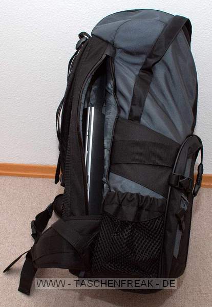 TAMRAC 5550 ADVENTURE 10\n\nFoto von Daniel Lehmann - VIELEN DANK!\n\nKommentar:\n\nDer Tamrac 5550 Adventure 10 ist der groe Bruder des Adventure 9 und bietet daher deutlich mehr Raum. \n\nDas obere Fach bietet hierbei gengend Platz fr Kleidung und Verpflegung, auch bei einer greren Tour. Um sich die Ausmae zu\nverdeutlichen: es passen ohne Schwierigkeiten 8 Milch-/Saftpackungen hinein. Die getestete Gesamtbeladung hatte ein Gewicht von ca 22kg, was der Rucksack ohne Probleme aushielt.\n\nDas Fotofach lsst einer Kamera samt Batteriegriff und Standardobjektiv gengend Raum. Zustzlich passen z.B. noch zwei Teleobjektive und drei kompaktere Objektive. In diesem Fall eine Canon EOS 40D mit aufgesetztem EF 24-105, ein EF 100-400, ein EF 70-200/2.8 IS, ein EF-S 10-22, ein Blitz und ein Telekonverter. Die stabile Abdeckung fasst 4 CF-Karten (wahlweise Akkus) und diverses Zubehr.\n\nIns Notebookfach passt ohne Schwierigkeiten ein 15,4" Laptop. Tamrac gibt an, dass maximal ein 17" Laptop hinein geht.\n\nDer Sitz des Adventure 10 ist sehr bequem, auch noch nach einigen Stunden, was der dicken Rckenpolsterung zu verdanken sein drfte. Diese ist gleichzeitig das Manko, denn man schwitzt dadurch recht schnell am Rcken.