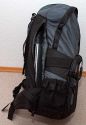 TAMRAC 5550 ADVENTURE 10\n\nFoto von Daniel Lehmann - VIELEN DANK!\n\nKommentar:\n\nDer Tamrac 5550 Adventure 10 ist der groe Bruder des Adventure 9 und bietet daher deutlich mehr Raum. \n\nDas obere Fach bietet hierbei gengend Platz fr Kleidung und Verpflegung, auch bei einer greren Tour. Um sich die Ausmae zu\nverdeutlichen: es passen ohne Schwierigkeiten 8 Milch-/Saftpackungen hinein. Die getestete Gesamtbeladung hatte ein Gewicht von ca 22kg, was der Rucksack ohne Probleme aushielt.\n\nDas Fotofach lsst einer Kamera samt Batteriegriff und Standardobjektiv gengend Raum. Zustzlich passen z.B. noch zwei Teleobjektive und drei kompaktere Objektive. In diesem Fall eine Canon EOS 40D mit aufgesetztem EF 24-105, ein EF 100-400, ein EF 70-200/2.8 IS, ein EF-S 10-22, ein Blitz und ein Telekonverter. Die stabile Abdeckung fasst 4 CF-Karten (wahlweise Akkus) und diverses Zubehr.\n\nIns Notebookfach passt ohne Schwierigkeiten ein 15,4" Laptop. Tamrac gibt an, dass maximal ein 17" Laptop hinein geht.\n\nDer Sitz des Adventure 10 ist sehr bequem, auch noch nach einigen Stunden, was der dicken Rckenpolsterung zu verdanken sein drfte. Diese ist gleichzeitig das Manko, denn man schwitzt dadurch recht schnell am Rcken.