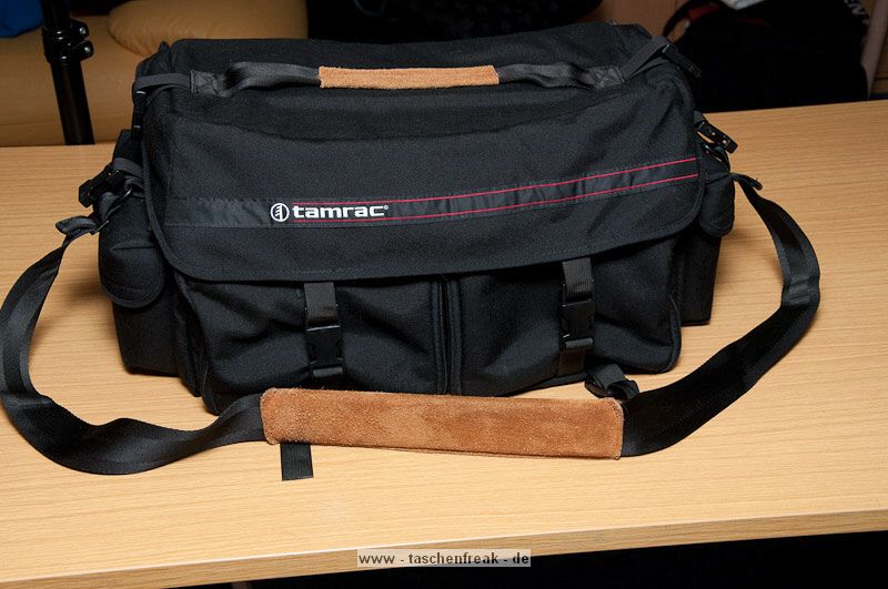 TAMRAC MODEL 614 - PRO 14\n\nFoto und Text von Taschenfreak.de\n\nKommentar:\nWenn die Aufgabe lautet:\n\nFinde eine Tasche die 2 Kameras mit jeweils denLinsen 24-70 2.8 und 70-200 2.8 Griffbereit zur Verfgung stellt und zudem schnellen Zugriff an 2-3 Blitzgerte und mindestens schnellen Zugrif fr zwei weitere Linsen ermglicht wie die 85 1,4er und 14-24er Linse. Zudem sollte gengend Platz fr andere Linsen die man nicht so schnell im Zugriff braucht vorhanden sein wie dem 50er, dem 35er, dem 105er Makro und dem Blitzremoteauslser, sowie ein Staufach fr gengend Akkus und immer noch Platz fr andere Dinge.\n\nDafr gibt es unseres Wissens nach nur die Super Pro 14 und diese hier die Pro 14 - die diese Anforderungen erfllt und zudem noch extrem gut verarbeitet ist. \n\nDie Verarbeitung der hochwertigen Tamrac Taschen ist grandios. Tamrac hat eine Consumer und eine Profi Serie. Den Unterschied merkt man sofort am Preisunterschied - leider! Die Nhte, die Reissverschlsse, die verwendten Gurte - das ist einfach alles fr die Ewigkeit gebaut!\n\nMit dem Tragegestell S-114 von Tamrac, das wir schon seit Jahren an anderen Taschen verwendeten kann man die Tasche auch recht angenehm auf dem Rcken tragen.\n\n\nPrdikat: VOLL = SCHWER - ABER SEHR GUT!