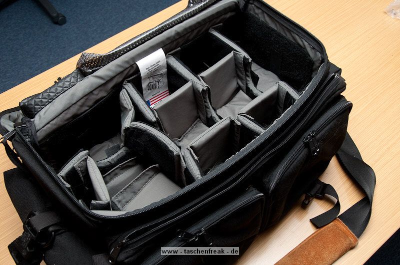 TAMRAC MODEL 614 - PRO 14\n\nFoto und Text von Taschenfreak.de\n\nKommentar:\nWenn die Aufgabe lautet:\n\nFinde eine Tasche die 2 Kameras mit jeweils denLinsen 24-70 2.8 und 70-200 2.8 Griffbereit zur Verfügung stellt und zudem schnellen Zugriff an 2-3 Blitzgeräte und mindestens schnellen Zugrif für zwei weitere Linsen ermöglicht wie die 85 1,4er und 14-24er Linse. Zudem sollte genügend Platz für andere Linsen die man nicht so schnell im Zugriff braucht vorhanden sein wie dem 50er, dem 35er, dem 105er Makro und dem Blitzremoteauslöser, sowie ein Staufach für genügend Akkus und immer noch Platz für andere Dinge.\n\nDafür gibt es unseres Wissens nach nur die Super Pro 14 und diese hier die Pro 14 - die diese Anforderungen erfüllt und zudem noch extrem gut verarbeitet ist. \n\nDie Verarbeitung der hochwertigen Tamrac Taschen ist grandios. Tamrac hat eine Consumer und eine Profi Serie. Den Unterschied merkt man sofort am Preisunterschied - leider! Die Nähte, die Reissverschlüsse, die verwendten Gurte - das ist einfach alles für die Ewigkeit gebaut!\n\nMit dem Tragegestell S-114 von Tamrac, das wir schon seit Jahren an anderen Taschen verwendeten kann man die Tasche auch recht angenehm auf dem Rücken tragen.\n\n\nPrädikat: VOLL = SCHWER - ABER SEHR GUT!