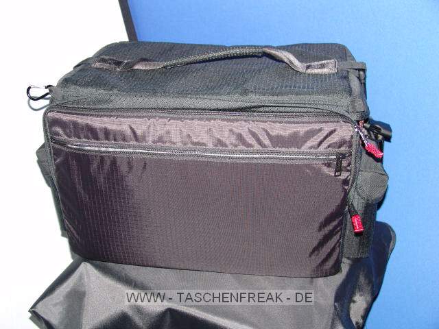 TAMRAC 614 SUPER PRO\n\nFoto und Text von einem Anonymen User - VIELEN DANK!\n\nKommentar:\n\nTamrac 614 Super Pro 14 Camera Bag\n\nZiel: Eine Tasche (nicht Koffer, um Mbel, Autos; Wohnmobil zu schonen), der alles aufnehmen kann, was zum ambitionierten Hobby dazugehrt. \n\nNeben einigen kleineren Taschen (Schulter und Sligshot), die fr Ausflge gezielt gepackt werden knnen, sollte es eine groe Tasche sein, die nicht unbedingt auf langen Wegen getragen werden muss, die das gesamte Zubehr enthlt (Makro, Tele, (Makro)blitz, Gehuse, Platz fr weitere Anschaffungen hat und Laptop und MP3-Player samt Zubehr (Ladegerte,) aufnimmt. Damit kann ich spontan los zu Veranstaltungen oder mit Laptop etc. auch auf Wohnmobils-Safari - man wei ja nie was sich Fototechnisch bietet.\n\nMae Auen: 61 x 36 x 29 cm\n\nEigengewicht: 3260 g \n\nDie Tasche hat keinen Allwetterschutz und bietet keinen schnellen Zugriff. Dies ist aber wohl eher in kleineren Taschen zu suchen. Tamrac beschreibt die Inneneinteilung sehr gut. Mir war wichtig, dass ich zwei Gehuse mit angesetztem Objektiv (bis 300mm) unterbringen kann.\n\nDie Laptoptasche nimmt den 17 Zoll Laptop locker auf.\n\nAm unteren vorderen Rand der Tasche sind Schlaufen um noch mehr Material anzubringen und das Trageerlebnis Kilomig zu erhhen J - naja, mn muss ja nicht alle kleinen Funktionen nutzen. \n\nWnschenswert wre ein Gummierter Boden zum Wegstellen in Wiese oder Wald, aber da bin ich zumeist mit den kleineren Taschen unterwegs und die groe bleibt im "Basislager".