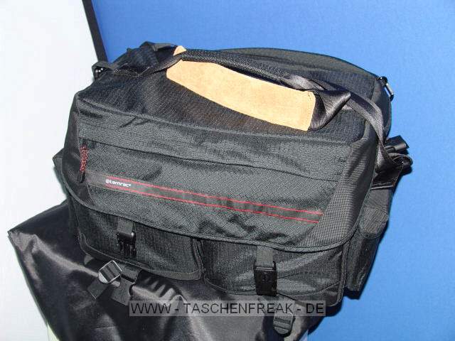 TAMRAC 614 SUPER PRO\n\nFoto und Text von einem Anonymen User - VIELEN DANK!\n\nKommentar:\n\nTamrac 614 Super Pro 14 Camera Bag\n\nZiel: Eine Tasche (nicht Koffer, um Mbel, Autos; Wohnmobil zu schonen), der alles aufnehmen kann, was zum ambitionierten Hobby dazugehrt. \n\nNeben einigen kleineren Taschen (Schulter und Sligshot), die fr Ausflge gezielt gepackt werden knnen, sollte es eine groe Tasche sein, die nicht unbedingt auf langen Wegen getragen werden muss, die das gesamte Zubehr enthlt (Makro, Tele, (Makro)blitz, Gehuse, Platz fr weitere Anschaffungen hat und Laptop und MP3-Player samt Zubehr (Ladegerte,) aufnimmt. Damit kann ich spontan los zu Veranstaltungen oder mit Laptop etc. auch auf Wohnmobils-Safari - man wei ja nie was sich Fototechnisch bietet.\n\nMae Auen: 61 x 36 x 29 cm\n\nEigengewicht: 3260 g \n\nDie Tasche hat keinen Allwetterschutz und bietet keinen schnellen Zugriff. Dies ist aber wohl eher in kleineren Taschen zu suchen. Tamrac beschreibt die Inneneinteilung sehr gut. Mir war wichtig, dass ich zwei Gehuse mit angesetztem Objektiv (bis 300mm) unterbringen kann.\n\nDie Laptoptasche nimmt den 17 Zoll Laptop locker auf.\n\nAm unteren vorderen Rand der Tasche sind Schlaufen um noch mehr Material anzubringen und das Trageerlebnis Kilomig zu erhhen J - naja, mn muss ja nicht alle kleinen Funktionen nutzen. \n\nWnschenswert wre ein Gummierter Boden zum Wegstellen in Wiese oder Wald, aber da bin ich zumeist mit den kleineren Taschen unterwegs und die groe bleibt im "Basislager".