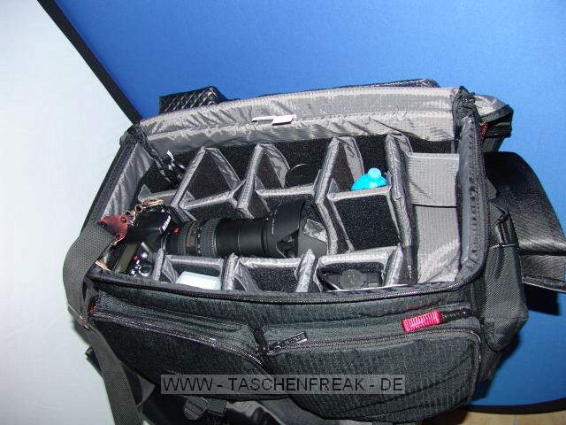 TAMRAC 614 SUPER PRO\n\nFoto und Text von einem Anonymen User - VIELEN DANK!\n\nKommentar:\n\nTamrac 614 Super Pro 14 Camera Bag\n\nZiel: Eine Tasche (nicht Koffer, um Mbel, Autos; Wohnmobil zu schonen), der alles aufnehmen kann, was zum ambitionierten Hobby dazugehrt. \n\nNeben einigen kleineren Taschen (Schulter und Sligshot), die fr Ausflge gezielt gepackt werden knnen, sollte es eine groe Tasche sein, die nicht unbedingt auf langen Wegen getragen werden muss, die das gesamte Zubehr enthlt (Makro, Tele, (Makro)blitz, Gehuse, Platz fr weitere Anschaffungen hat und Laptop und MP3-Player samt Zubehr (Ladegerte,) aufnimmt. Damit kann ich spontan los zu Veranstaltungen oder mit Laptop etc. auch auf Wohnmobils-Safari - man wei ja nie was sich Fototechnisch bietet.\n\nMae Auen: 61 x 36 x 29 cm\n\nEigengewicht: 3260 g \n\nDie Tasche hat keinen Allwetterschutz und bietet keinen schnellen Zugriff. Dies ist aber wohl eher in kleineren Taschen zu suchen. Tamrac beschreibt die Inneneinteilung sehr gut. Mir war wichtig, dass ich zwei Gehuse mit angesetztem Objektiv (bis 300mm) unterbringen kann.\n\nDie Laptoptasche nimmt den 17 Zoll Laptop locker auf.\n\nAm unteren vorderen Rand der Tasche sind Schlaufen um noch mehr Material anzubringen und das Trageerlebnis Kilomig zu erhhen J - naja, mn muss ja nicht alle kleinen Funktionen nutzen. \n\nWnschenswert wre ein Gummierter Boden zum Wegstellen in Wiese oder Wald, aber da bin ich zumeist mit den kleineren Taschen unterwegs und die groe bleibt im "Basislager".