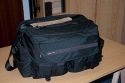 TAMRAC MODEL 614 - SUPER PRO 14\n\nFoto und Text von Taschenfreak.de\n\nKommentar:\n\nLange gewartet bist ich diesen Schritt gegangen bin und nahezu den Preis einer DSLR fr eine Tasczhe bereit war hinzulegen, aber irgendwann frht scheinbar kein Weg an diesem Taschenmonster vorbei.\n\nWas war die Aufgabe?\n\nFinde eine Tasche die 2 Kameras mit jeweils denLinsen 24-70 2.8 und 70-200 2.8 Griffbereit zur Verfgung stellt und zudem schnellen Zugriff an 2-3 Blitzgerte und mindestens schnellen Zugrif fr zwei weitere Linsen ermglicht wie die 85 1,4er und 17-35er Linse. Zudem sollte gengend Platz fr andere Linsen die man nicht so schnell im Zugriff braucht vorhanden sein wie dem 50er, dem 35er, dem 105er Makro und dem Blitzremoteauslser, sowie ein Staufach fr gengend Akkus und einem 17 Zoll Macbook pro.\n\nDafr gibt es unseres Wissens nach nur die Super Pro 14 - die diese Anforderungen erfllt und zudem noch extrem gut verarbeitet ist. Zustzlich kann man dieses schwere Monster auch gut auf einem "Oma-Einkaufsrolly" abstellen und somit entspannt fr den Rcken durch den Schlosspark bei Hochzeiten ziehen.\n\nDie Verarbeitung der hochwertigen Tamrac Taschen ist grandios. Tamrac hat eine Consumer und eine Profi Serie. Den Unterschied merkt man sofort am Preisunterschied - leider! Die Nhte, die Reissverschlsse, die verwendten Gurte - das ist einfach alles fr die Ewigkeit gebaut!\n\nMit dem Tragegestell S-114 von Tamrac, das wir schon seit Jahren an anderen Taschen verwendeten kann man die Tasche auch recht angenehm auf dem Rcken tragen.\n\nBei Fragen - einfach Fragen - diese Tasche wird aus heutiger Sicht alt mit uns und ist vor diesem Bericht bereits bei sieben Shootings und drei Hochzeiten intensiv getestet worden.\n\nPrdikat: MONSTER - ABER SEHR GUT!