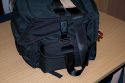 TAMRAC MODEL 614 - SUPER PRO 14\n\nFoto und Text von Taschenfreak.de\n\nKommentar:\n\nLange gewartet bist ich diesen Schritt gegangen bin und nahezu den Preis einer DSLR fr eine Tasczhe bereit war hinzulegen, aber irgendwann frht scheinbar kein Weg an diesem Taschenmonster vorbei.\n\nWas war die Aufgabe?\n\nFinde eine Tasche die 2 Kameras mit jeweils denLinsen 24-70 2.8 und 70-200 2.8 Griffbereit zur Verfgung stellt und zudem schnellen Zugriff an 2-3 Blitzgerte und mindestens schnellen Zugrif fr zwei weitere Linsen ermglicht wie die 85 1,4er und 17-35er Linse. Zudem sollte gengend Platz fr andere Linsen die man nicht so schnell im Zugriff braucht vorhanden sein wie dem 50er, dem 35er, dem 105er Makro und dem Blitzremoteauslser, sowie ein Staufach fr gengend Akkus und einem 17 Zoll Macbook pro.\n\nDafr gibt es unseres Wissens nach nur die Super Pro 14 - die diese Anforderungen erfllt und zudem noch extrem gut verarbeitet ist. Zustzlich kann man dieses schwere Monster auch gut auf einem "Oma-Einkaufsrolly" abstellen und somit entspannt fr den Rcken durch den Schlosspark bei Hochzeiten ziehen.\n\nDie Verarbeitung der hochwertigen Tamrac Taschen ist grandios. Tamrac hat eine Consumer und eine Profi Serie. Den Unterschied merkt man sofort am Preisunterschied - leider! Die Nhte, die Reissverschlsse, die verwendten Gurte - das ist einfach alles fr die Ewigkeit gebaut!\n\nMit dem Tragegestell S-114 von Tamrac, das wir schon seit Jahren an anderen Taschen verwendeten kann man die Tasche auch recht angenehm auf dem Rcken tragen.\n\nBei Fragen - einfach Fragen - diese Tasche wird aus heutiger Sicht alt mit uns und ist vor diesem Bericht bereits bei sieben Shootings und drei Hochzeiten intensiv getestet worden.\n\nPrdikat: MONSTER - ABER SEHR GUT!