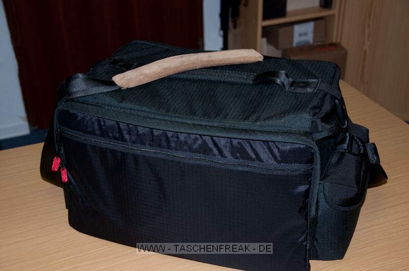 TAMRAC MODEL 614 - SUPER PRO 14\n\nFoto und Text von Taschenfreak.de\n\nKommentar:\n\nLange gewartet bist ich diesen Schritt gegangen bin und nahezu den Preis einer DSLR fr eine Tasczhe bereit war hinzulegen, aber irgendwann frht scheinbar kein Weg an diesem Taschenmonster vorbei.\n\nWas war die Aufgabe?\n\nFinde eine Tasche die 2 Kameras mit jeweils denLinsen 24-70 2.8 und 70-200 2.8 Griffbereit zur Verfgung stellt und zudem schnellen Zugriff an 2-3 Blitzgerte und mindestens schnellen Zugrif fr zwei weitere Linsen ermglicht wie die 85 1,4er und 17-35er Linse. Zudem sollte gengend Platz fr andere Linsen die man nicht so schnell im Zugriff braucht vorhanden sein wie dem 50er, dem 35er, dem 105er Makro und dem Blitzremoteauslser, sowie ein Staufach fr gengend Akkus und einem 17 Zoll Macbook pro.\n\nDafr gibt es unseres Wissens nach nur die Super Pro 14 - die diese Anforderungen erfllt und zudem noch extrem gut verarbeitet ist. Zustzlich kann man dieses schwere Monster auch gut auf einem "Oma-Einkaufsrolly" abstellen und somit entspannt fr den Rcken durch den Schlosspark bei Hochzeiten ziehen.\n\nDie Verarbeitung der hochwertigen Tamrac Taschen ist grandios. Tamrac hat eine Consumer und eine Profi Serie. Den Unterschied merkt man sofort am Preisunterschied - leider! Die Nhte, die Reissverschlsse, die verwendten Gurte - das ist einfach alles fr die Ewigkeit gebaut!\n\nMit dem Tragegestell S-114 von Tamrac, das wir schon seit Jahren an anderen Taschen verwendeten kann man die Tasche auch recht angenehm auf dem Rcken tragen.\n\nBei Fragen - einfach Fragen - diese Tasche wird aus heutiger Sicht alt mit uns und ist vor diesem Bericht bereits bei sieben Shootings und drei Hochzeiten intensiv getestet worden.\n\nPrdikat: MONSTER - ABER SEHR GUT!