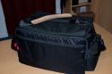 TAMRAC MODEL 614 - SUPER PRO 14\n\nFoto und Text von Taschenfreak.de\n\nKommentar:\n\nLange gewartet bist ich diesen Schritt gegangen bin und nahezu den Preis einer DSLR fr eine Tasczhe bereit war hinzulegen, aber irgendwann frht scheinbar kein Weg an diesem Taschenmonster vorbei.\n\nWas war die Aufgabe?\n\nFinde eine Tasche die 2 Kameras mit jeweils denLinsen 24-70 2.8 und 70-200 2.8 Griffbereit zur Verfgung stellt und zudem schnellen Zugriff an 2-3 Blitzgerte und mindestens schnellen Zugrif fr zwei weitere Linsen ermglicht wie die 85 1,4er und 17-35er Linse. Zudem sollte gengend Platz fr andere Linsen die man nicht so schnell im Zugriff braucht vorhanden sein wie dem 50er, dem 35er, dem 105er Makro und dem Blitzremoteauslser, sowie ein Staufach fr gengend Akkus und einem 17 Zoll Macbook pro.\n\nDafr gibt es unseres Wissens nach nur die Super Pro 14 - die diese Anforderungen erfllt und zudem noch extrem gut verarbeitet ist. Zustzlich kann man dieses schwere Monster auch gut auf einem "Oma-Einkaufsrolly" abstellen und somit entspannt fr den Rcken durch den Schlosspark bei Hochzeiten ziehen.\n\nDie Verarbeitung der hochwertigen Tamrac Taschen ist grandios. Tamrac hat eine Consumer und eine Profi Serie. Den Unterschied merkt man sofort am Preisunterschied - leider! Die Nhte, die Reissverschlsse, die verwendten Gurte - das ist einfach alles fr die Ewigkeit gebaut!\n\nMit dem Tragegestell S-114 von Tamrac, das wir schon seit Jahren an anderen Taschen verwendeten kann man die Tasche auch recht angenehm auf dem Rcken tragen.\n\nBei Fragen - einfach Fragen - diese Tasche wird aus heutiger Sicht alt mit uns und ist vor diesem Bericht bereits bei sieben Shootings und drei Hochzeiten intensiv getestet worden.\n\nPrdikat: MONSTER - ABER SEHR GUT!