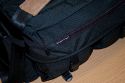 TAMRAC MODEL 614 - SUPER PRO 14\n\nFoto und Text von Taschenfreak.de\n\nKommentar:\n\nLange gewartet bist ich diesen Schritt gegangen bin und nahezu den Preis einer DSLR fr eine Tasczhe bereit war hinzulegen, aber irgendwann frht scheinbar kein Weg an diesem Taschenmonster vorbei.\n\nWas war die Aufgabe?\n\nFinde eine Tasche die 2 Kameras mit jeweils denLinsen 24-70 2.8 und 70-200 2.8 Griffbereit zur Verfgung stellt und zudem schnellen Zugriff an 2-3 Blitzgerte und mindestens schnellen Zugrif fr zwei weitere Linsen ermglicht wie die 85 1,4er und 17-35er Linse. Zudem sollte gengend Platz fr andere Linsen die man nicht so schnell im Zugriff braucht vorhanden sein wie dem 50er, dem 35er, dem 105er Makro und dem Blitzremoteauslser, sowie ein Staufach fr gengend Akkus und einem 17 Zoll Macbook pro.\n\nDafr gibt es unseres Wissens nach nur die Super Pro 14 - die diese Anforderungen erfllt und zudem noch extrem gut verarbeitet ist. Zustzlich kann man dieses schwere Monster auch gut auf einem "Oma-Einkaufsrolly" abstellen und somit entspannt fr den Rcken durch den Schlosspark bei Hochzeiten ziehen.\n\nDie Verarbeitung der hochwertigen Tamrac Taschen ist grandios. Tamrac hat eine Consumer und eine Profi Serie. Den Unterschied merkt man sofort am Preisunterschied - leider! Die Nhte, die Reissverschlsse, die verwendten Gurte - das ist einfach alles fr die Ewigkeit gebaut!\n\nMit dem Tragegestell S-114 von Tamrac, das wir schon seit Jahren an anderen Taschen verwendeten kann man die Tasche auch recht angenehm auf dem Rcken tragen.\n\nBei Fragen - einfach Fragen - diese Tasche wird aus heutiger Sicht alt mit uns und ist vor diesem Bericht bereits bei sieben Shootings und drei Hochzeiten intensiv getestet worden.\n\nPrdikat: MONSTER - ABER SEHR GUT!