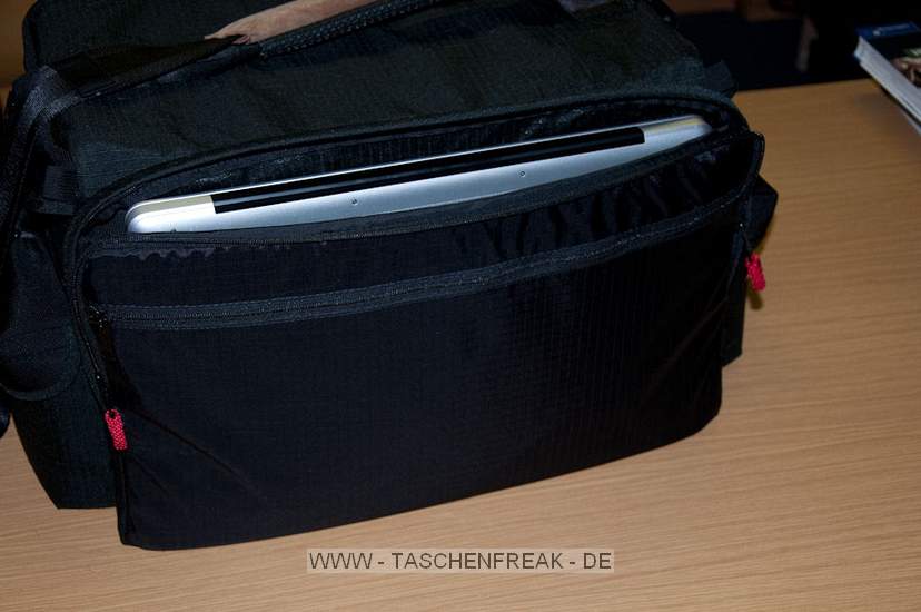 TAMRAC MODEL 614 - SUPER PRO 14\n\nFoto und Text von Taschenfreak.de\n\nKommentar:\n\nLange gewartet bist ich diesen Schritt gegangen bin und nahezu den Preis einer DSLR für eine Tasczhe bereit war hinzulegen, aber irgendwann fürht scheinbar kein Weg an diesem Taschenmonster vorbei.\n\nWas war die Aufgabe?\n\nFinde eine Tasche die 2 Kameras mit jeweils denLinsen 24-70 2.8 und 70-200 2.8 Griffbereit zur Verfügung stellt und zudem schnellen Zugriff an 2-3 Blitzgeräte und mindestens schnellen Zugrif für zwei weitere Linsen ermöglicht wie die 85 1,4er und 17-35er Linse. Zudem sollte genügend Platz für andere Linsen die man nicht so schnell im Zugriff braucht vorhanden sein wie dem 50er, dem 35er, dem 105er Makro und dem Blitzremoteauslöser, sowie ein Staufach für genügend Akkus und einem 17 Zoll Macbook pro.\n\nDafür gibt es unseres Wissens nach nur die Super Pro 14 - die diese Anforderungen erfüllt und zudem noch extrem gut verarbeitet ist. Zusätzlich kann man dieses schwere Monster auch gut auf einem "Oma-Einkaufsrolly" abstellen und somit entspannt für den Rücken durch den Schlosspark bei Hochzeiten ziehen.\n\nDie Verarbeitung der hochwertigen Tamrac Taschen ist grandios. Tamrac hat eine Consumer und eine Profi Serie. Den Unterschied merkt man sofort am Preisunterschied - leider! Die Nähte, die Reissverschlüsse, die verwendten Gurte - das ist einfach alles für die Ewigkeit gebaut!\n\nMit dem Tragegestell S-114 von Tamrac, das wir schon seit Jahren an anderen Taschen verwendeten kann man die Tasche auch recht angenehm auf dem Rücken tragen.\n\nBei Fragen - einfach Fragen - diese Tasche wird aus heutiger Sicht alt mit uns und ist vor diesem Bericht bereits bei sieben Shootings und drei Hochzeiten intensiv getestet worden.\n\nPrädikat: MONSTER - ABER SEHR GUT!