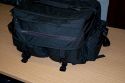 TAMRAC MODEL 614 - SUPER PRO 14\n\nFoto und Text von Taschenfreak.de\n\nKommentar:\n\nLange gewartet bist ich diesen Schritt gegangen bin und nahezu den Preis einer DSLR fr eine Tasczhe bereit war hinzulegen, aber irgendwann frht scheinbar kein Weg an diesem Taschenmonster vorbei.\n\nWas war die Aufgabe?\n\nFinde eine Tasche die 2 Kameras mit jeweils denLinsen 24-70 2.8 und 70-200 2.8 Griffbereit zur Verfgung stellt und zudem schnellen Zugriff an 2-3 Blitzgerte und mindestens schnellen Zugrif fr zwei weitere Linsen ermglicht wie die 85 1,4er und 17-35er Linse. Zudem sollte gengend Platz fr andere Linsen die man nicht so schnell im Zugriff braucht vorhanden sein wie dem 50er, dem 35er, dem 105er Makro und dem Blitzremoteauslser, sowie ein Staufach fr gengend Akkus und einem 17 Zoll Macbook pro.\n\nDafr gibt es unseres Wissens nach nur die Super Pro 14 - die diese Anforderungen erfllt und zudem noch extrem gut verarbeitet ist. Zustzlich kann man dieses schwere Monster auch gut auf einem "Oma-Einkaufsrolly" abstellen und somit entspannt fr den Rcken durch den Schlosspark bei Hochzeiten ziehen.\n\nDie Verarbeitung der hochwertigen Tamrac Taschen ist grandios. Tamrac hat eine Consumer und eine Profi Serie. Den Unterschied merkt man sofort am Preisunterschied - leider! Die Nhte, die Reissverschlsse, die verwendten Gurte - das ist einfach alles fr die Ewigkeit gebaut!\n\nMit dem Tragegestell S-114 von Tamrac, das wir schon seit Jahren an anderen Taschen verwendeten kann man die Tasche auch recht angenehm auf dem Rcken tragen.\n\nBei Fragen - einfach Fragen - diese Tasche wird aus heutiger Sicht alt mit uns und ist vor diesem Bericht bereits bei sieben Shootings und drei Hochzeiten intensiv getestet worden.\n\nPrdikat: MONSTER - ABER SEHR GUT!