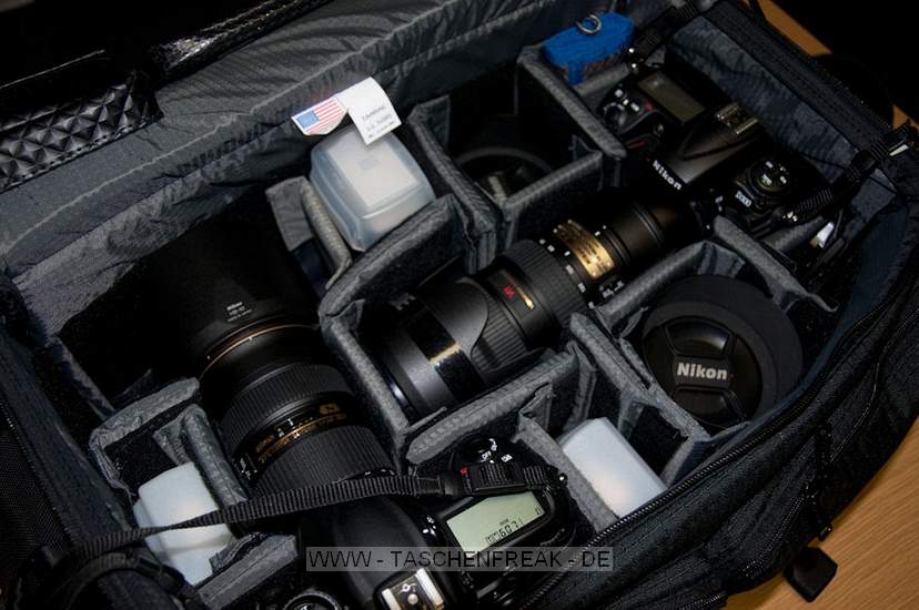 TAMRAC MODEL 614 - SUPER PRO 14\n\nFoto und Text von Taschenfreak.de\n\nKommentar:\n\nLange gewartet bist ich diesen Schritt gegangen bin und nahezu den Preis einer DSLR fr eine Tasczhe bereit war hinzulegen, aber irgendwann frht scheinbar kein Weg an diesem Taschenmonster vorbei.\n\nWas war die Aufgabe?\n\nFinde eine Tasche die 2 Kameras mit jeweils denLinsen 24-70 2.8 und 70-200 2.8 Griffbereit zur Verfgung stellt und zudem schnellen Zugriff an 2-3 Blitzgerte und mindestens schnellen Zugrif fr zwei weitere Linsen ermglicht wie die 85 1,4er und 17-35er Linse. Zudem sollte gengend Platz fr andere Linsen die man nicht so schnell im Zugriff braucht vorhanden sein wie dem 50er, dem 35er, dem 105er Makro und dem Blitzremoteauslser, sowie ein Staufach fr gengend Akkus und einem 17 Zoll Macbook pro.\n\nDafr gibt es unseres Wissens nach nur die Super Pro 14 - die diese Anforderungen erfllt und zudem noch extrem gut verarbeitet ist. Zustzlich kann man dieses schwere Monster auch gut auf einem "Oma-Einkaufsrolly" abstellen und somit entspannt fr den Rcken durch den Schlosspark bei Hochzeiten ziehen.\n\nDie Verarbeitung der hochwertigen Tamrac Taschen ist grandios. Tamrac hat eine Consumer und eine Profi Serie. Den Unterschied merkt man sofort am Preisunterschied - leider! Die Nhte, die Reissverschlsse, die verwendten Gurte - das ist einfach alles fr die Ewigkeit gebaut!\n\nMit dem Tragegestell S-114 von Tamrac, das wir schon seit Jahren an anderen Taschen verwendeten kann man die Tasche auch recht angenehm auf dem Rcken tragen.\n\nBei Fragen - einfach Fragen - diese Tasche wird aus heutiger Sicht alt mit uns und ist vor diesem Bericht bereits bei sieben Shootings und drei Hochzeiten intensiv getestet worden.\n\nPrdikat: MONSTER - ABER SEHR GUT!