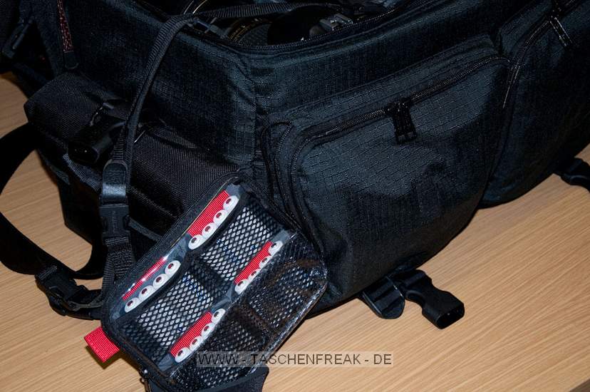 TAMRAC MODEL 614 - SUPER PRO 14\n\nFoto und Text von Taschenfreak.de\n\nKommentar:\n\nLange gewartet bist ich diesen Schritt gegangen bin und nahezu den Preis einer DSLR fr eine Tasczhe bereit war hinzulegen, aber irgendwann frht scheinbar kein Weg an diesem Taschenmonster vorbei.\n\nWas war die Aufgabe?\n\nFinde eine Tasche die 2 Kameras mit jeweils denLinsen 24-70 2.8 und 70-200 2.8 Griffbereit zur Verfgung stellt und zudem schnellen Zugriff an 2-3 Blitzgerte und mindestens schnellen Zugrif fr zwei weitere Linsen ermglicht wie die 85 1,4er und 17-35er Linse. Zudem sollte gengend Platz fr andere Linsen die man nicht so schnell im Zugriff braucht vorhanden sein wie dem 50er, dem 35er, dem 105er Makro und dem Blitzremoteauslser, sowie ein Staufach fr gengend Akkus und einem 17 Zoll Macbook pro.\n\nDafr gibt es unseres Wissens nach nur die Super Pro 14 - die diese Anforderungen erfllt und zudem noch extrem gut verarbeitet ist. Zustzlich kann man dieses schwere Monster auch gut auf einem "Oma-Einkaufsrolly" abstellen und somit entspannt fr den Rcken durch den Schlosspark bei Hochzeiten ziehen.\n\nDie Verarbeitung der hochwertigen Tamrac Taschen ist grandios. Tamrac hat eine Consumer und eine Profi Serie. Den Unterschied merkt man sofort am Preisunterschied - leider! Die Nhte, die Reissverschlsse, die verwendten Gurte - das ist einfach alles fr die Ewigkeit gebaut!\n\nMit dem Tragegestell S-114 von Tamrac, das wir schon seit Jahren an anderen Taschen verwendeten kann man die Tasche auch recht angenehm auf dem Rcken tragen.\n\nBei Fragen - einfach Fragen - diese Tasche wird aus heutiger Sicht alt mit uns und ist vor diesem Bericht bereits bei sieben Shootings und drei Hochzeiten intensiv getestet worden.\n\nPrdikat: MONSTER - ABER SEHR GUT!