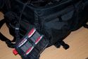 TAMRAC MODEL 614 - SUPER PRO 14\n\nFoto und Text von Taschenfreak.de\n\nKommentar:\n\nLange gewartet bist ich diesen Schritt gegangen bin und nahezu den Preis einer DSLR fr eine Tasczhe bereit war hinzulegen, aber irgendwann frht scheinbar kein Weg an diesem Taschenmonster vorbei.\n\nWas war die Aufgabe?\n\nFinde eine Tasche die 2 Kameras mit jeweils denLinsen 24-70 2.8 und 70-200 2.8 Griffbereit zur Verfgung stellt und zudem schnellen Zugriff an 2-3 Blitzgerte und mindestens schnellen Zugrif fr zwei weitere Linsen ermglicht wie die 85 1,4er und 17-35er Linse. Zudem sollte gengend Platz fr andere Linsen die man nicht so schnell im Zugriff braucht vorhanden sein wie dem 50er, dem 35er, dem 105er Makro und dem Blitzremoteauslser, sowie ein Staufach fr gengend Akkus und einem 17 Zoll Macbook pro.\n\nDafr gibt es unseres Wissens nach nur die Super Pro 14 - die diese Anforderungen erfllt und zudem noch extrem gut verarbeitet ist. Zustzlich kann man dieses schwere Monster auch gut auf einem "Oma-Einkaufsrolly" abstellen und somit entspannt fr den Rcken durch den Schlosspark bei Hochzeiten ziehen.\n\nDie Verarbeitung der hochwertigen Tamrac Taschen ist grandios. Tamrac hat eine Consumer und eine Profi Serie. Den Unterschied merkt man sofort am Preisunterschied - leider! Die Nhte, die Reissverschlsse, die verwendten Gurte - das ist einfach alles fr die Ewigkeit gebaut!\n\nMit dem Tragegestell S-114 von Tamrac, das wir schon seit Jahren an anderen Taschen verwendeten kann man die Tasche auch recht angenehm auf dem Rcken tragen.\n\nBei Fragen - einfach Fragen - diese Tasche wird aus heutiger Sicht alt mit uns und ist vor diesem Bericht bereits bei sieben Shootings und drei Hochzeiten intensiv getestet worden.\n\nPrdikat: MONSTER - ABER SEHR GUT!