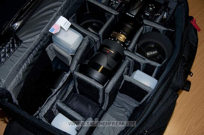 TAMRAC MODEL 614 - SUPER PRO 14\n\nFoto und Text von Taschenfreak.de\n\nKommentar:\n\nLange gewartet bist ich diesen Schritt gegangen bin und nahezu den Preis einer DSLR fr eine Tasczhe bereit war hinzulegen, aber irgendwann frht scheinbar kein Weg an diesem Taschenmonster vorbei.\n\nWas war die Aufgabe?\n\nFinde eine Tasche die 2 Kameras mit jeweils denLinsen 24-70 2.8 und 70-200 2.8 Griffbereit zur Verfgung stellt und zudem schnellen Zugriff an 2-3 Blitzgerte und mindestens schnellen Zugrif fr zwei weitere Linsen ermglicht wie die 85 1,4er und 17-35er Linse. Zudem sollte gengend Platz fr andere Linsen die man nicht so schnell im Zugriff braucht vorhanden sein wie dem 50er, dem 35er, dem 105er Makro und dem Blitzremoteauslser, sowie ein Staufach fr gengend Akkus und einem 17 Zoll Macbook pro.\n\nDafr gibt es unseres Wissens nach nur die Super Pro 14 - die diese Anforderungen erfllt und zudem noch extrem gut verarbeitet ist. Zustzlich kann man dieses schwere Monster auch gut auf einem "Oma-Einkaufsrolly" abstellen und somit entspannt fr den Rcken durch den Schlosspark bei Hochzeiten ziehen.\n\nDie Verarbeitung der hochwertigen Tamrac Taschen ist grandios. Tamrac hat eine Consumer und eine Profi Serie. Den Unterschied merkt man sofort am Preisunterschied - leider! Die Nhte, die Reissverschlsse, die verwendten Gurte - das ist einfach alles fr die Ewigkeit gebaut!\n\nMit dem Tragegestell S-114 von Tamrac, das wir schon seit Jahren an anderen Taschen verwendeten kann man die Tasche auch recht angenehm auf dem Rcken tragen.\n\nBei Fragen - einfach Fragen - diese Tasche wird aus heutiger Sicht alt mit uns und ist vor diesem Bericht bereits bei sieben Shootings und drei Hochzeiten intensiv getestet worden.\n\nPrdikat: MONSTER - ABER SEHR GUT!