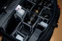 TAMRAC MODEL 614 - SUPER PRO 14\n\nFoto und Text von Taschenfreak.de\n\nKommentar:\n\nLange gewartet bist ich diesen Schritt gegangen bin und nahezu den Preis einer DSLR fr eine Tasczhe bereit war hinzulegen, aber irgendwann frht scheinbar kein Weg an diesem Taschenmonster vorbei.\n\nWas war die Aufgabe?\n\nFinde eine Tasche die 2 Kameras mit jeweils denLinsen 24-70 2.8 und 70-200 2.8 Griffbereit zur Verfgung stellt und zudem schnellen Zugriff an 2-3 Blitzgerte und mindestens schnellen Zugrif fr zwei weitere Linsen ermglicht wie die 85 1,4er und 17-35er Linse. Zudem sollte gengend Platz fr andere Linsen die man nicht so schnell im Zugriff braucht vorhanden sein wie dem 50er, dem 35er, dem 105er Makro und dem Blitzremoteauslser, sowie ein Staufach fr gengend Akkus und einem 17 Zoll Macbook pro.\n\nDafr gibt es unseres Wissens nach nur die Super Pro 14 - die diese Anforderungen erfllt und zudem noch extrem gut verarbeitet ist. Zustzlich kann man dieses schwere Monster auch gut auf einem "Oma-Einkaufsrolly" abstellen und somit entspannt fr den Rcken durch den Schlosspark bei Hochzeiten ziehen.\n\nDie Verarbeitung der hochwertigen Tamrac Taschen ist grandios. Tamrac hat eine Consumer und eine Profi Serie. Den Unterschied merkt man sofort am Preisunterschied - leider! Die Nhte, die Reissverschlsse, die verwendten Gurte - das ist einfach alles fr die Ewigkeit gebaut!\n\nMit dem Tragegestell S-114 von Tamrac, das wir schon seit Jahren an anderen Taschen verwendeten kann man die Tasche auch recht angenehm auf dem Rcken tragen.\n\nBei Fragen - einfach Fragen - diese Tasche wird aus heutiger Sicht alt mit uns und ist vor diesem Bericht bereits bei sieben Shootings und drei Hochzeiten intensiv getestet worden.\n\nPrdikat: MONSTER - ABER SEHR GUT!
