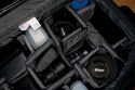 TAMRAC MODEL 614 - SUPER PRO 14\n\nFoto und Text von Taschenfreak.de\n\nKommentar:\n\nLange gewartet bist ich diesen Schritt gegangen bin und nahezu den Preis einer DSLR fr eine Tasczhe bereit war hinzulegen, aber irgendwann frht scheinbar kein Weg an diesem Taschenmonster vorbei.\n\nWas war die Aufgabe?\n\nFinde eine Tasche die 2 Kameras mit jeweils denLinsen 24-70 2.8 und 70-200 2.8 Griffbereit zur Verfgung stellt und zudem schnellen Zugriff an 2-3 Blitzgerte und mindestens schnellen Zugrif fr zwei weitere Linsen ermglicht wie die 85 1,4er und 17-35er Linse. Zudem sollte gengend Platz fr andere Linsen die man nicht so schnell im Zugriff braucht vorhanden sein wie dem 50er, dem 35er, dem 105er Makro und dem Blitzremoteauslser, sowie ein Staufach fr gengend Akkus und einem 17 Zoll Macbook pro.\n\nDafr gibt es unseres Wissens nach nur die Super Pro 14 - die diese Anforderungen erfllt und zudem noch extrem gut verarbeitet ist. Zustzlich kann man dieses schwere Monster auch gut auf einem "Oma-Einkaufsrolly" abstellen und somit entspannt fr den Rcken durch den Schlosspark bei Hochzeiten ziehen.\n\nDie Verarbeitung der hochwertigen Tamrac Taschen ist grandios. Tamrac hat eine Consumer und eine Profi Serie. Den Unterschied merkt man sofort am Preisunterschied - leider! Die Nhte, die Reissverschlsse, die verwendten Gurte - das ist einfach alles fr die Ewigkeit gebaut!\n\nMit dem Tragegestell S-114 von Tamrac, das wir schon seit Jahren an anderen Taschen verwendeten kann man die Tasche auch recht angenehm auf dem Rcken tragen.\n\nBei Fragen - einfach Fragen - diese Tasche wird aus heutiger Sicht alt mit uns und ist vor diesem Bericht bereits bei sieben Shootings und drei Hochzeiten intensiv getestet worden.\n\nPrdikat: MONSTER - ABER SEHR GUT!