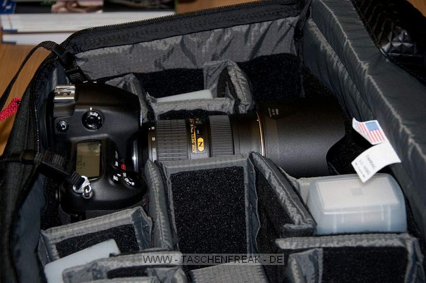 TAMRAC MODEL 614 - SUPER PRO 14\n\nFoto und Text von Taschenfreak.de\n\nKommentar:\n\nLange gewartet bist ich diesen Schritt gegangen bin und nahezu den Preis einer DSLR für eine Tasczhe bereit war hinzulegen, aber irgendwann fürht scheinbar kein Weg an diesem Taschenmonster vorbei.\n\nWas war die Aufgabe?\n\nFinde eine Tasche die 2 Kameras mit jeweils denLinsen 24-70 2.8 und 70-200 2.8 Griffbereit zur Verfügung stellt und zudem schnellen Zugriff an 2-3 Blitzgeräte und mindestens schnellen Zugrif für zwei weitere Linsen ermöglicht wie die 85 1,4er und 17-35er Linse. Zudem sollte genügend Platz für andere Linsen die man nicht so schnell im Zugriff braucht vorhanden sein wie dem 50er, dem 35er, dem 105er Makro und dem Blitzremoteauslöser, sowie ein Staufach für genügend Akkus und einem 17 Zoll Macbook pro.\n\nDafür gibt es unseres Wissens nach nur die Super Pro 14 - die diese Anforderungen erfüllt und zudem noch extrem gut verarbeitet ist. Zusätzlich kann man dieses schwere Monster auch gut auf einem "Oma-Einkaufsrolly" abstellen und somit entspannt für den Rücken durch den Schlosspark bei Hochzeiten ziehen.\n\nDie Verarbeitung der hochwertigen Tamrac Taschen ist grandios. Tamrac hat eine Consumer und eine Profi Serie. Den Unterschied merkt man sofort am Preisunterschied - leider! Die Nähte, die Reissverschlüsse, die verwendten Gurte - das ist einfach alles für die Ewigkeit gebaut!\n\nMit dem Tragegestell S-114 von Tamrac, das wir schon seit Jahren an anderen Taschen verwendeten kann man die Tasche auch recht angenehm auf dem Rücken tragen.\n\nBei Fragen - einfach Fragen - diese Tasche wird aus heutiger Sicht alt mit uns und ist vor diesem Bericht bereits bei sieben Shootings und drei Hochzeiten intensiv getestet worden.\n\nPrädikat: MONSTER - ABER SEHR GUT!