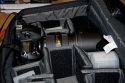 TAMRAC MODEL 614 - SUPER PRO 14\n\nFoto und Text von Taschenfreak.de\n\nKommentar:\n\nLange gewartet bist ich diesen Schritt gegangen bin und nahezu den Preis einer DSLR fr eine Tasczhe bereit war hinzulegen, aber irgendwann frht scheinbar kein Weg an diesem Taschenmonster vorbei.\n\nWas war die Aufgabe?\n\nFinde eine Tasche die 2 Kameras mit jeweils denLinsen 24-70 2.8 und 70-200 2.8 Griffbereit zur Verfgung stellt und zudem schnellen Zugriff an 2-3 Blitzgerte und mindestens schnellen Zugrif fr zwei weitere Linsen ermglicht wie die 85 1,4er und 17-35er Linse. Zudem sollte gengend Platz fr andere Linsen die man nicht so schnell im Zugriff braucht vorhanden sein wie dem 50er, dem 35er, dem 105er Makro und dem Blitzremoteauslser, sowie ein Staufach fr gengend Akkus und einem 17 Zoll Macbook pro.\n\nDafr gibt es unseres Wissens nach nur die Super Pro 14 - die diese Anforderungen erfllt und zudem noch extrem gut verarbeitet ist. Zustzlich kann man dieses schwere Monster auch gut auf einem "Oma-Einkaufsrolly" abstellen und somit entspannt fr den Rcken durch den Schlosspark bei Hochzeiten ziehen.\n\nDie Verarbeitung der hochwertigen Tamrac Taschen ist grandios. Tamrac hat eine Consumer und eine Profi Serie. Den Unterschied merkt man sofort am Preisunterschied - leider! Die Nhte, die Reissverschlsse, die verwendten Gurte - das ist einfach alles fr die Ewigkeit gebaut!\n\nMit dem Tragegestell S-114 von Tamrac, das wir schon seit Jahren an anderen Taschen verwendeten kann man die Tasche auch recht angenehm auf dem Rcken tragen.\n\nBei Fragen - einfach Fragen - diese Tasche wird aus heutiger Sicht alt mit uns und ist vor diesem Bericht bereits bei sieben Shootings und drei Hochzeiten intensiv getestet worden.\n\nPrdikat: MONSTER - ABER SEHR GUT!